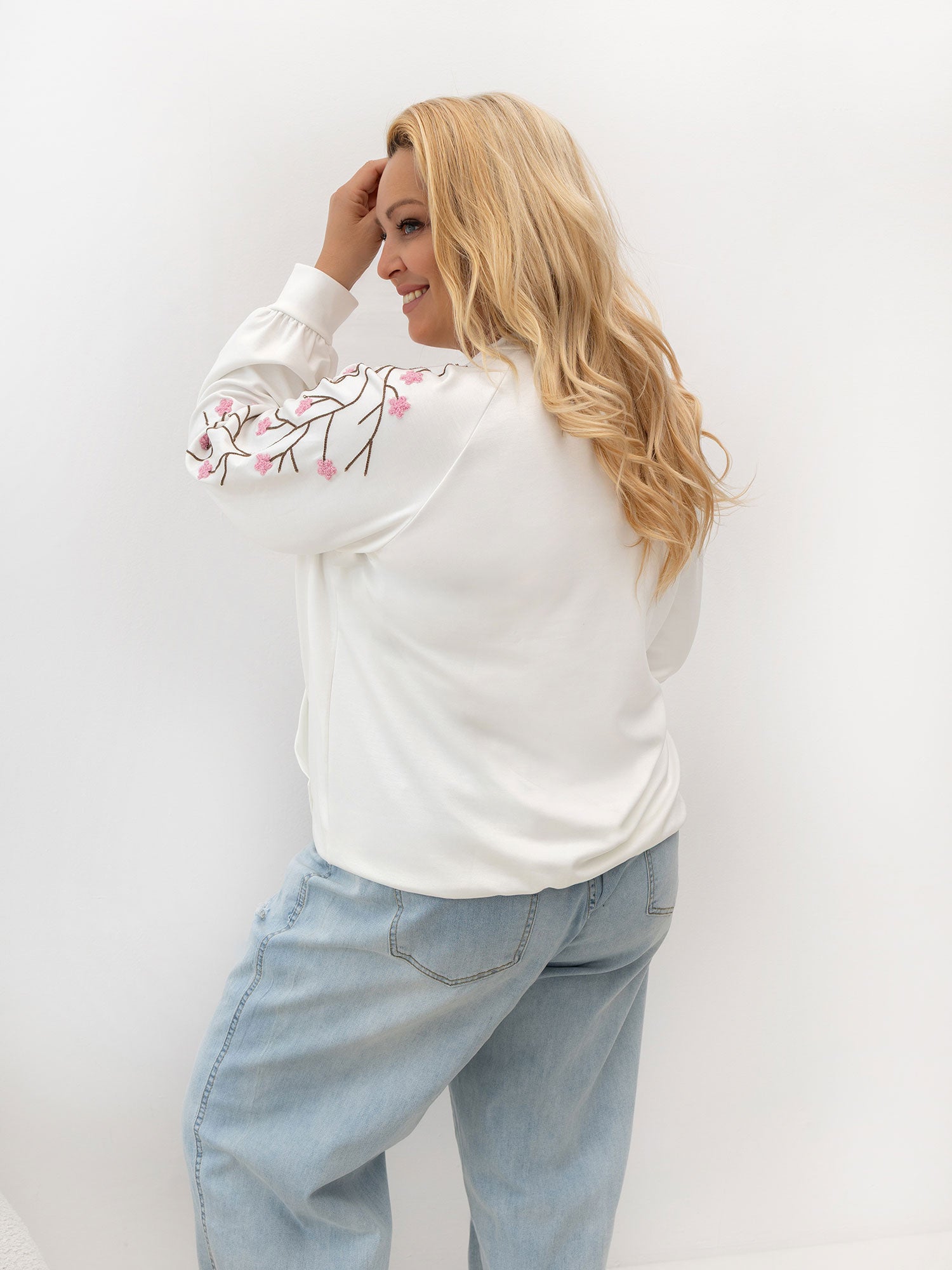 Biała damska bluza plus size z haftem na rękawach