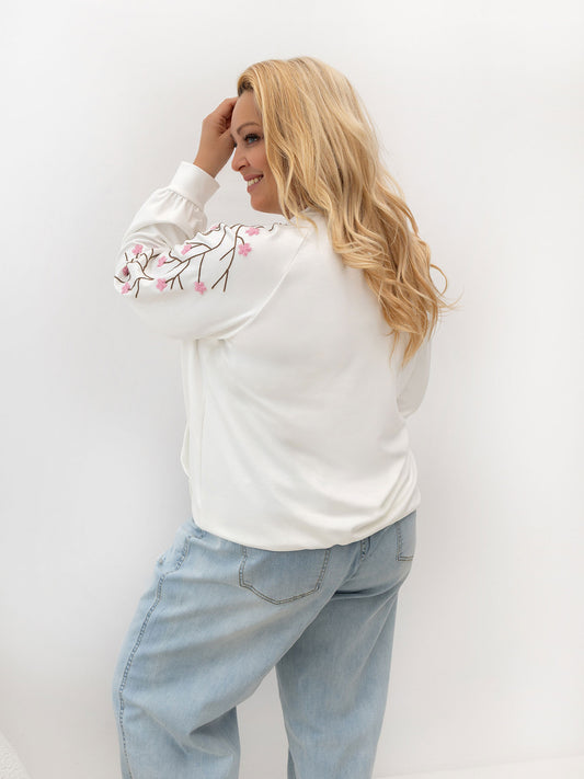 Biała damska bluza plus size z haftem na rękawach