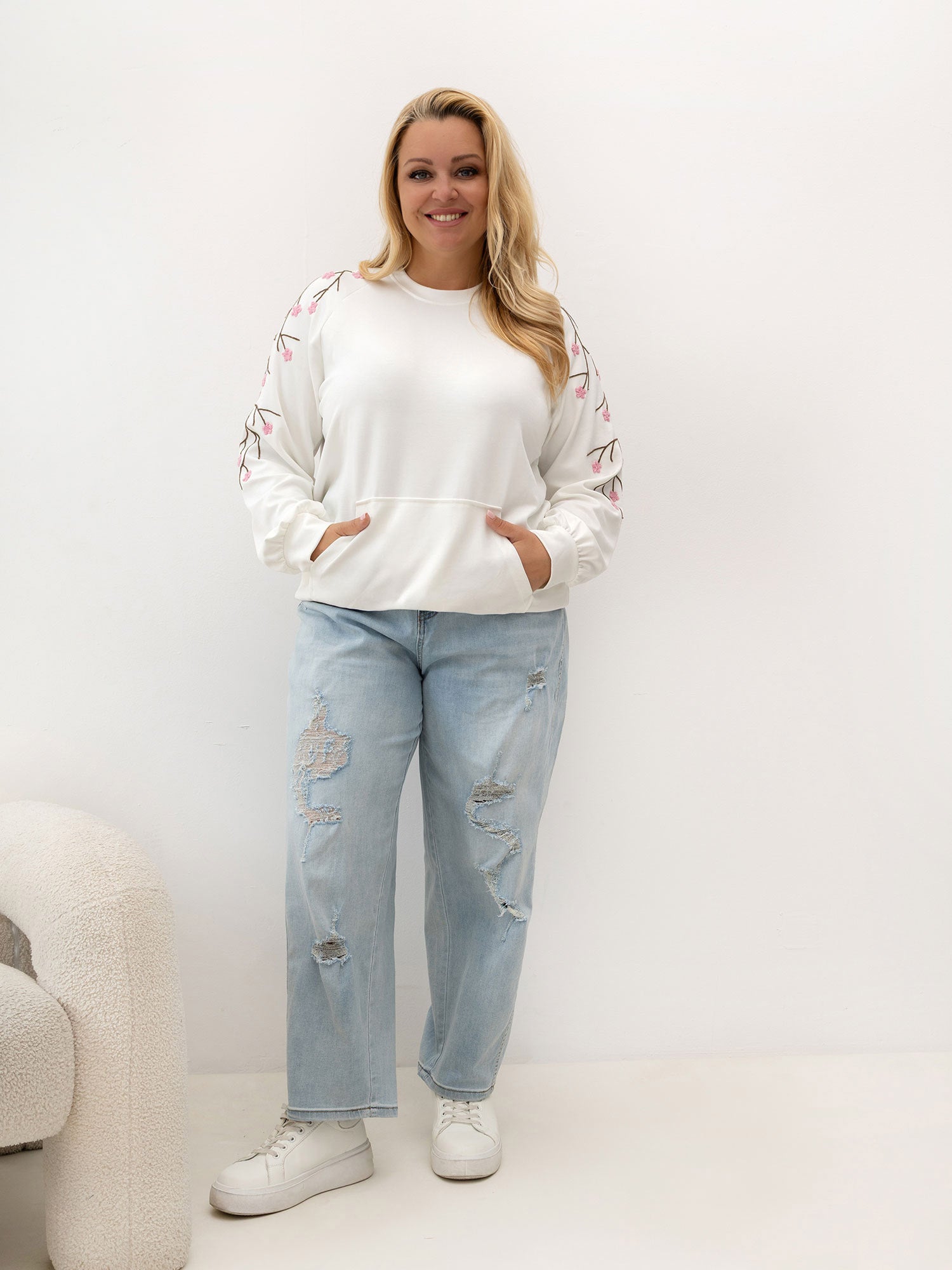 Biała damska bluza plus size z haftem na rękawach