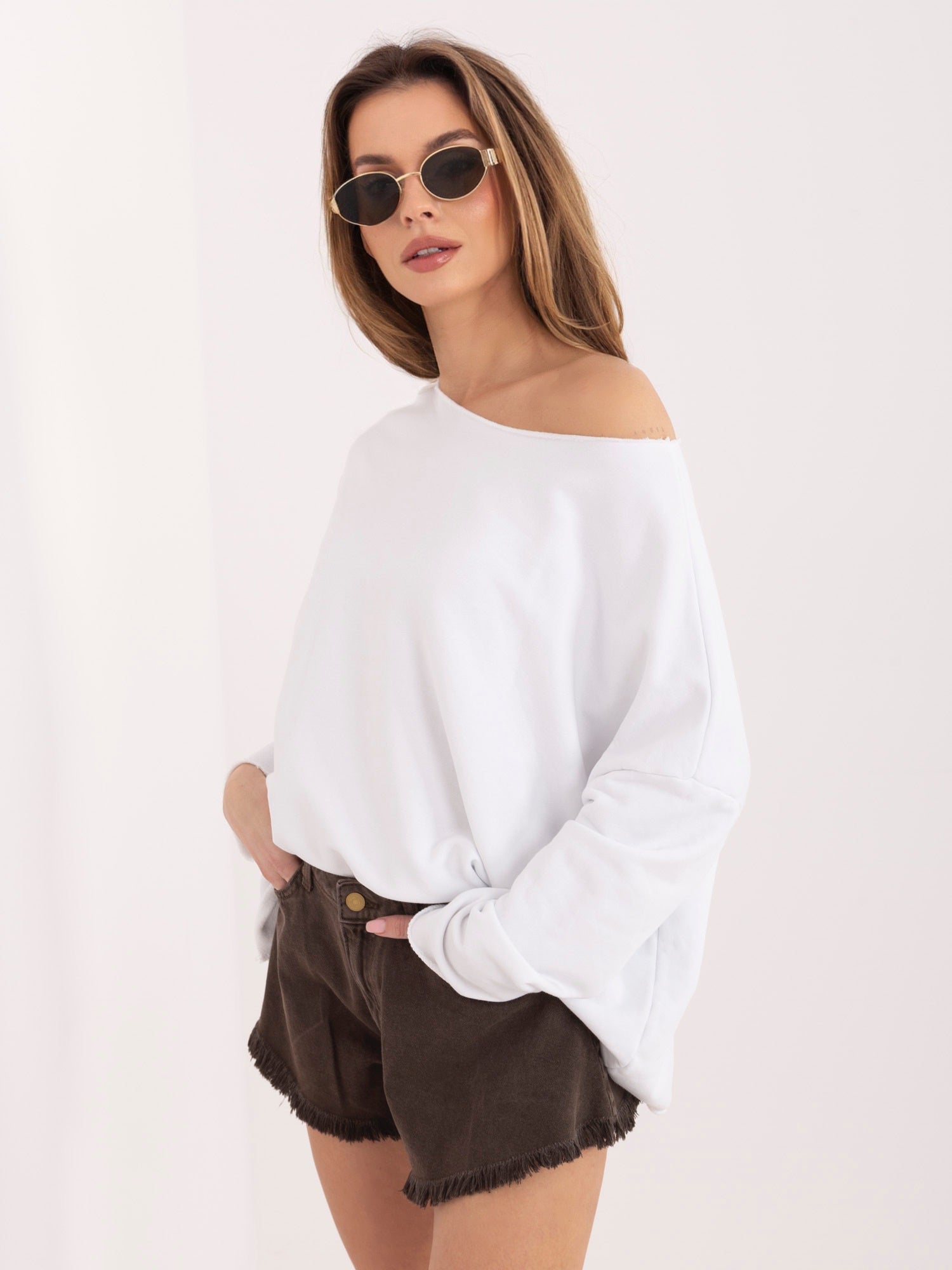 Biała dresowa bluza basic z dekoltem w łódkę