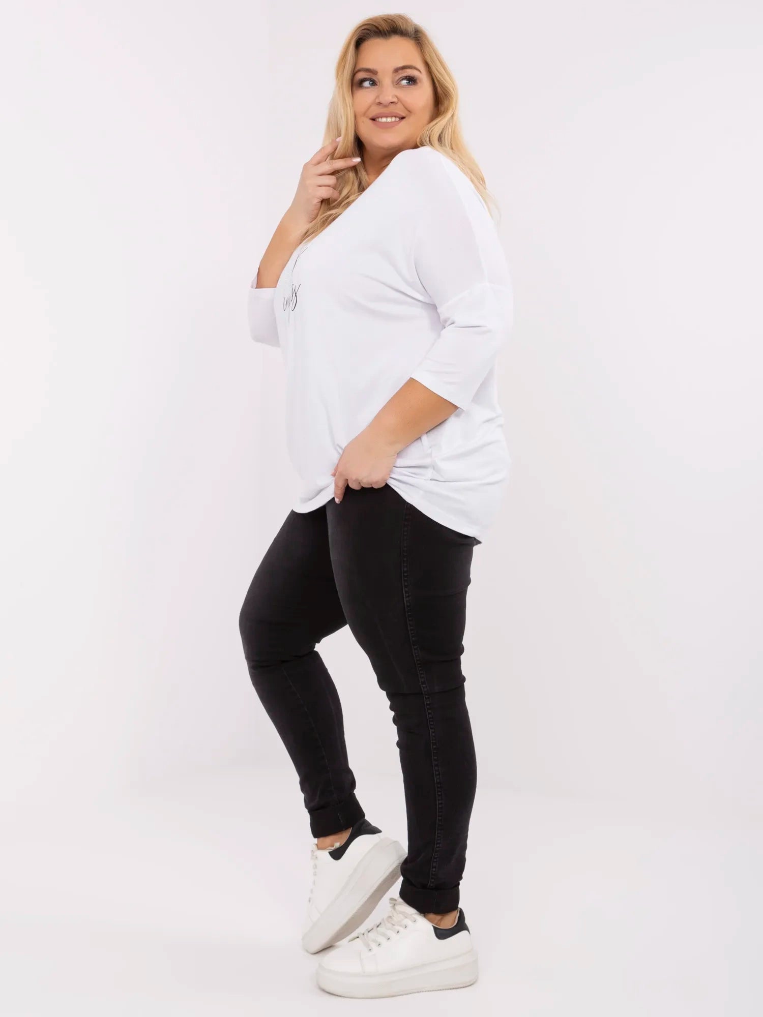 Biała damska bluzka plus size z dekoltem 3/4
