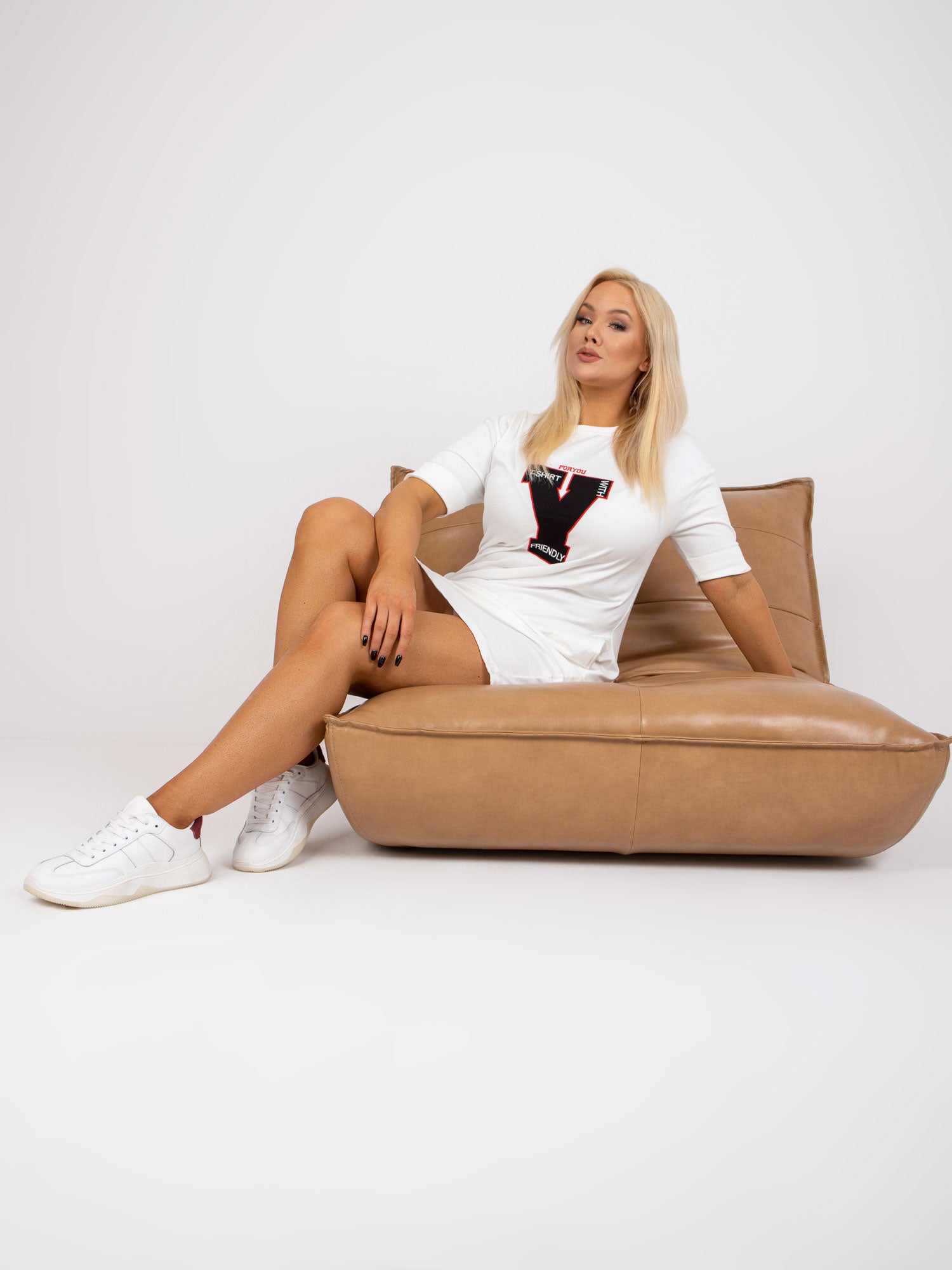 Biała dresowa sukienka plus size z kieszeniami