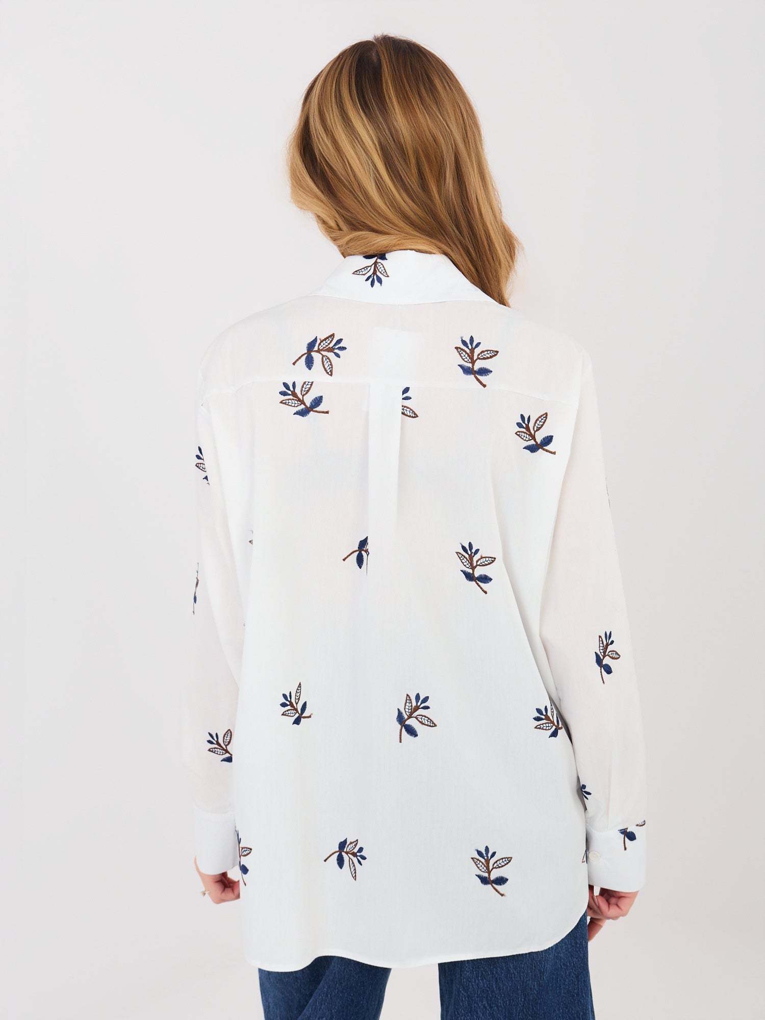 Biała rozpinana koszula z haftem
