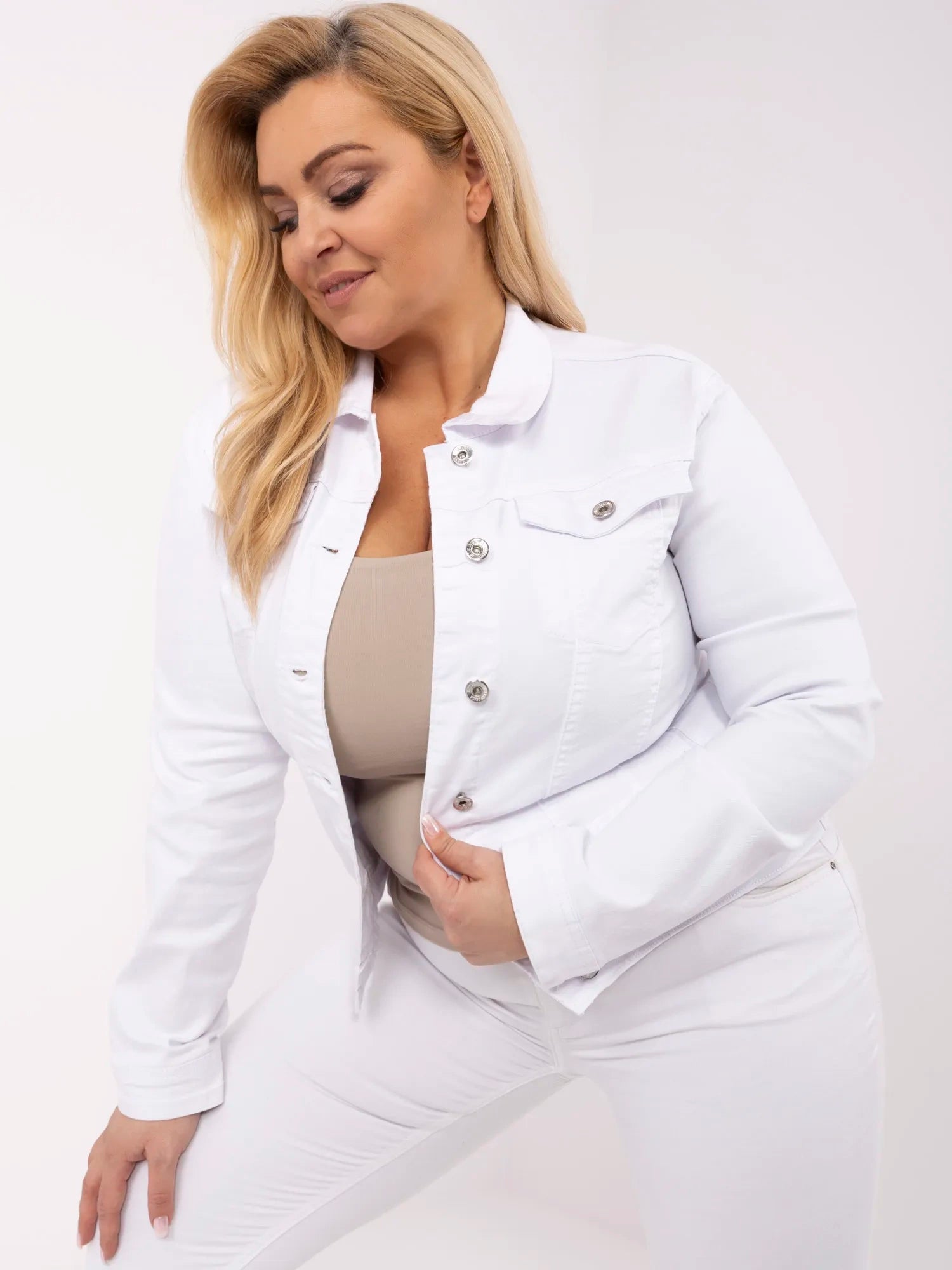 Biała jeansowa kurtka plus size z kołnierzykiem