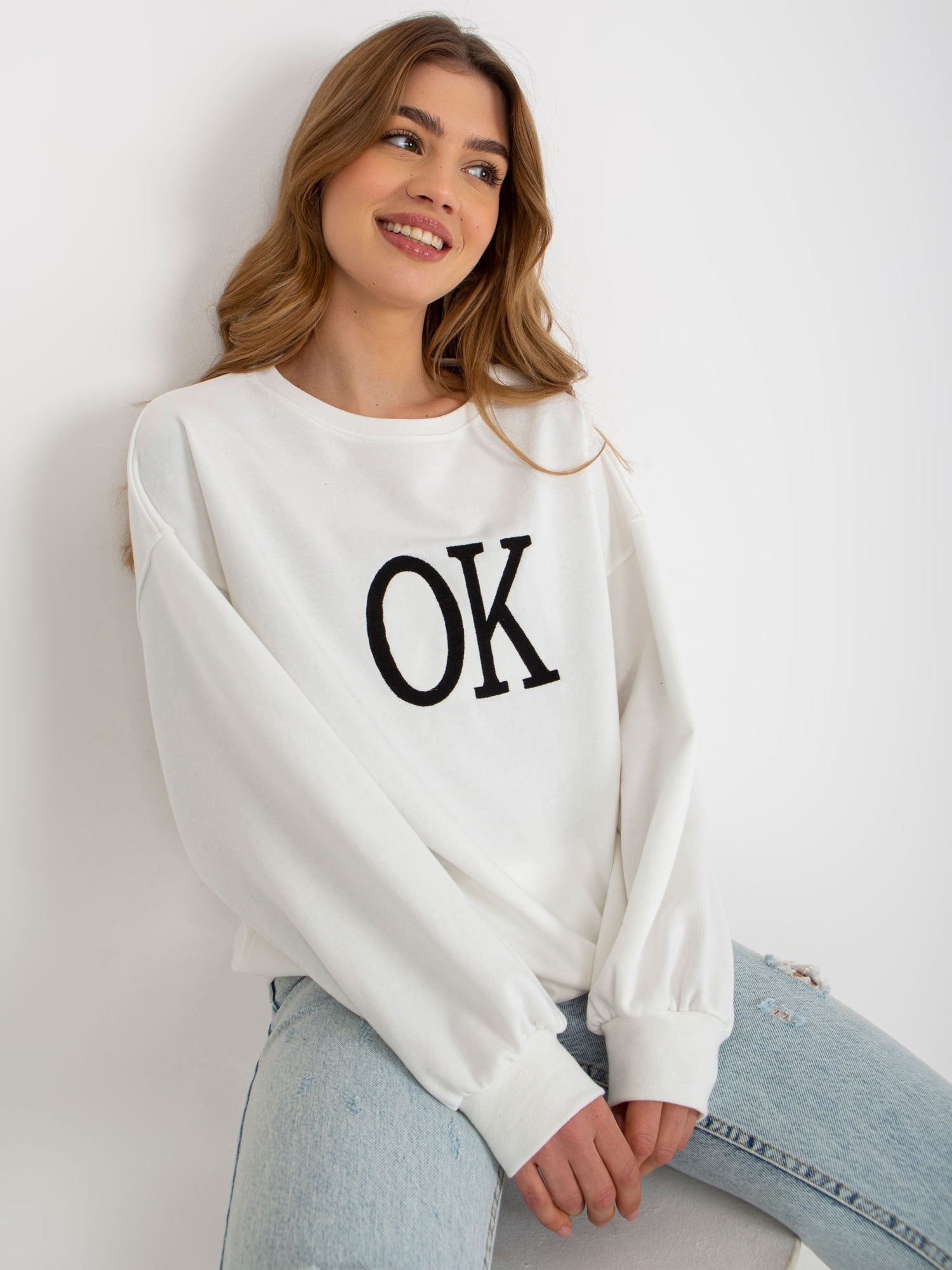 Biała luźna bluza oversize bez kaptura z haftem