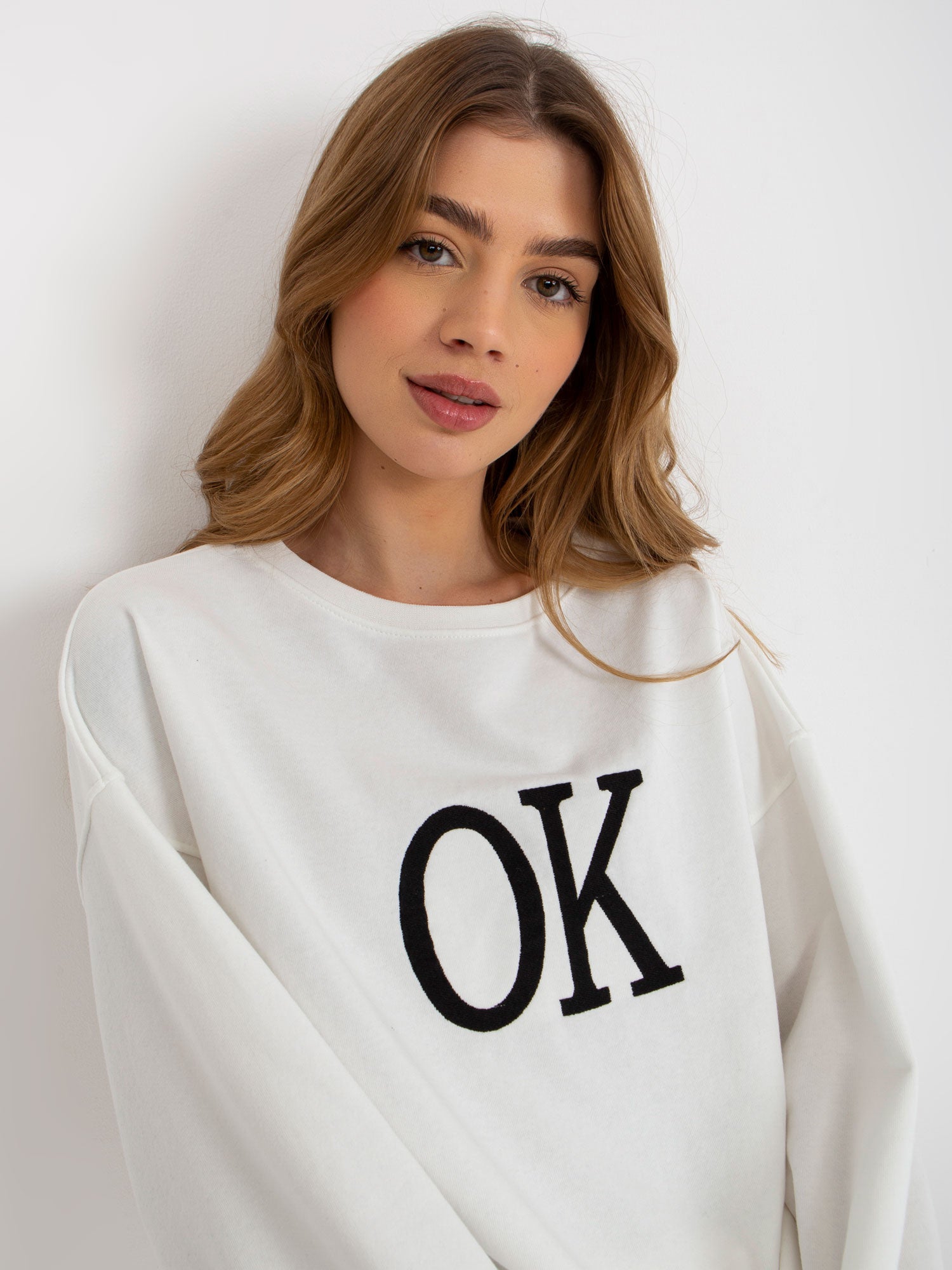 Biała luźna bluza oversize bez kaptura z haftem