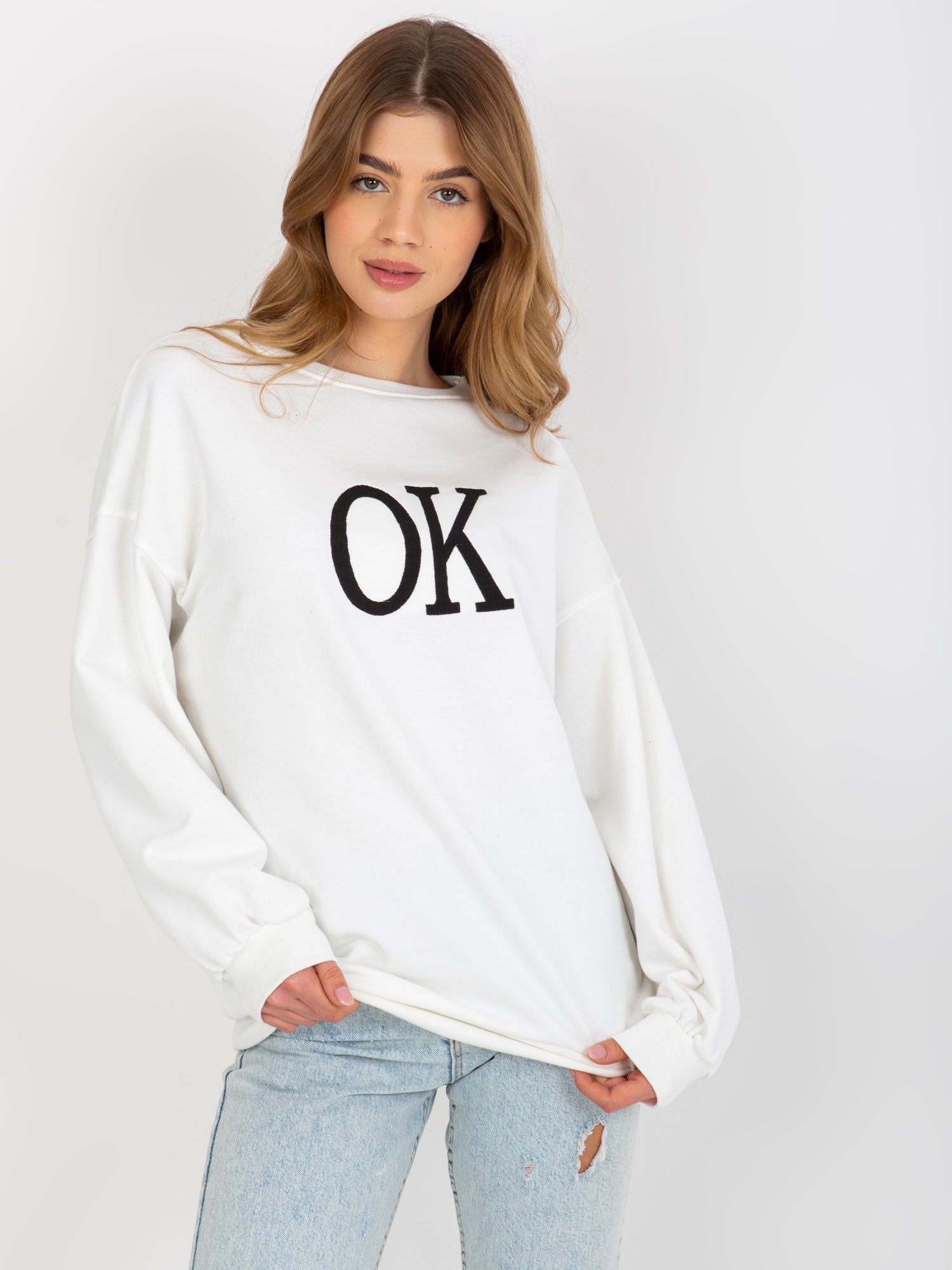 Biała luźna bluza oversize bez kaptura z haftem