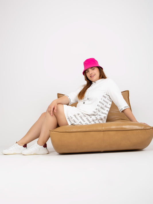 Biała prosta sukienka plus size z rękawem 3/4