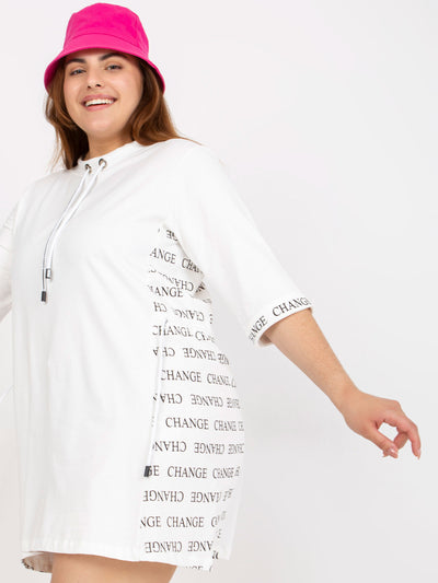 Biała prosta sukienka plus size z rękawem 3/4