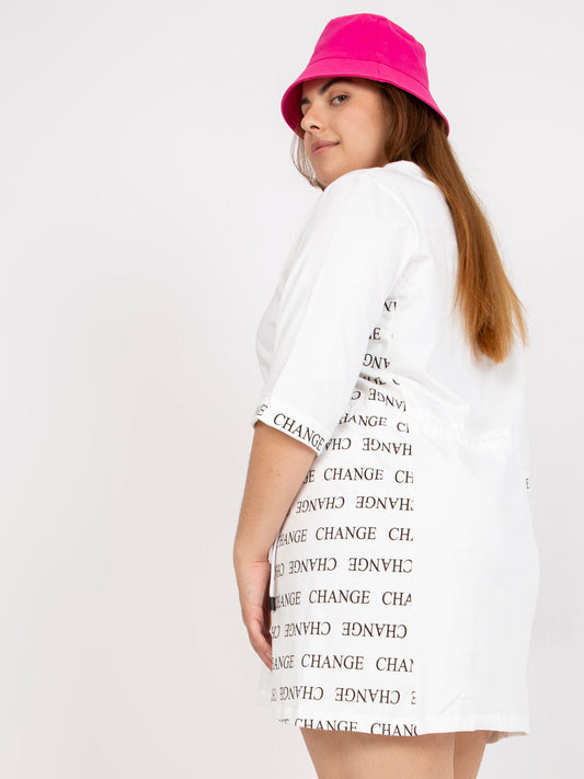 Biała prosta sukienka plus size z rękawem 3/4
