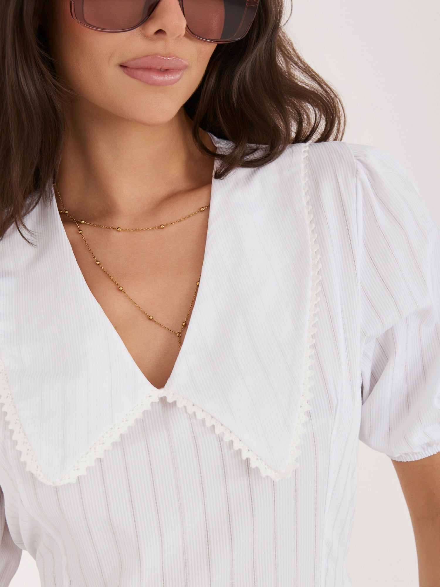 Biała rozkloszowana sukienka z kołnierzykiem