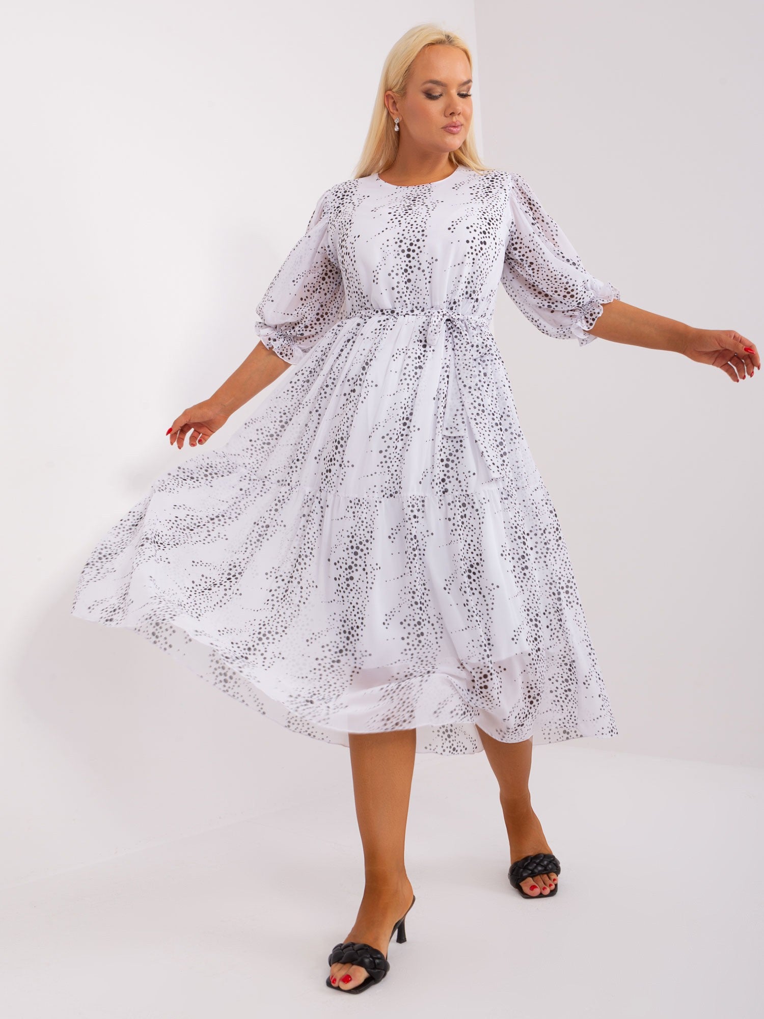 Biała sukienka plus size z falbaną