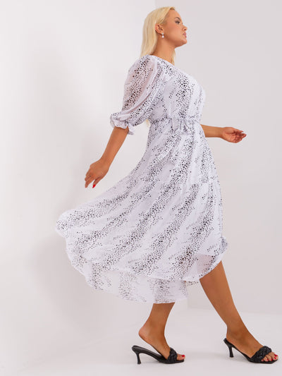Biała sukienka plus size z falbaną