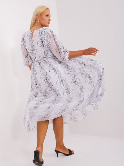 Biała sukienka plus size z falbaną