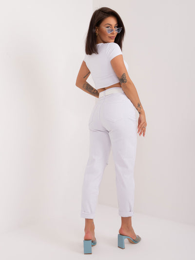 Białe damskie spodnie mom jeans z paskiem