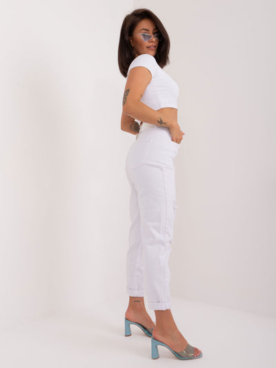Białe damskie spodnie mom jeans z paskiem