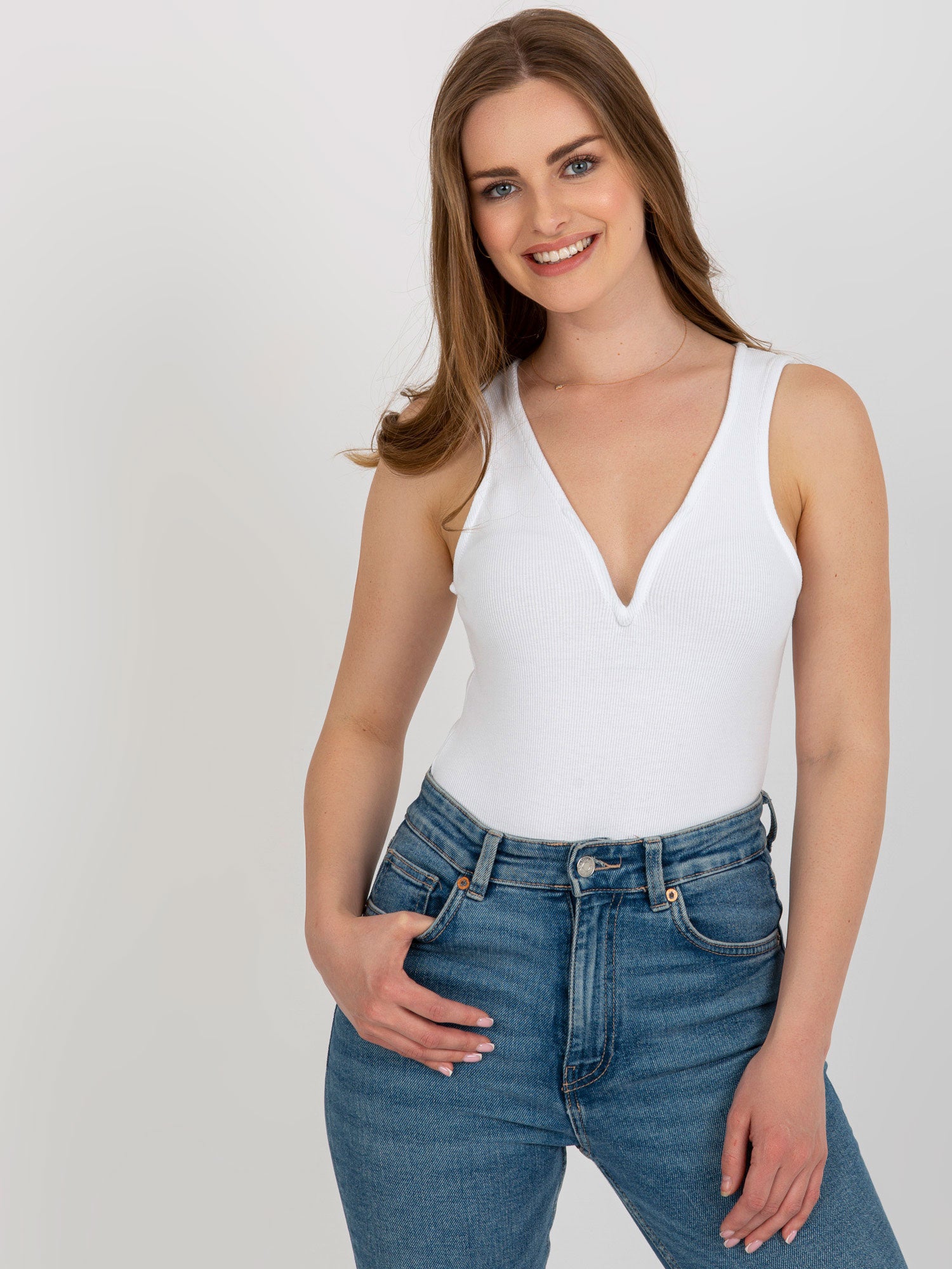 Białe prążkowane body basic z dekoltem V