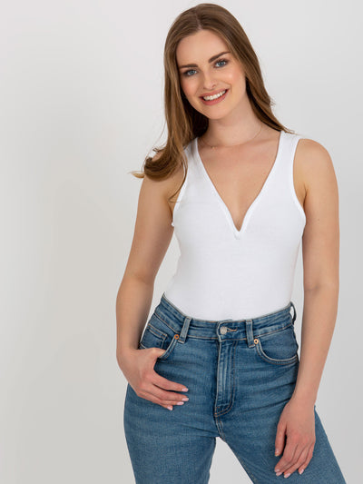 Białe prążkowane body basic z dekoltem V