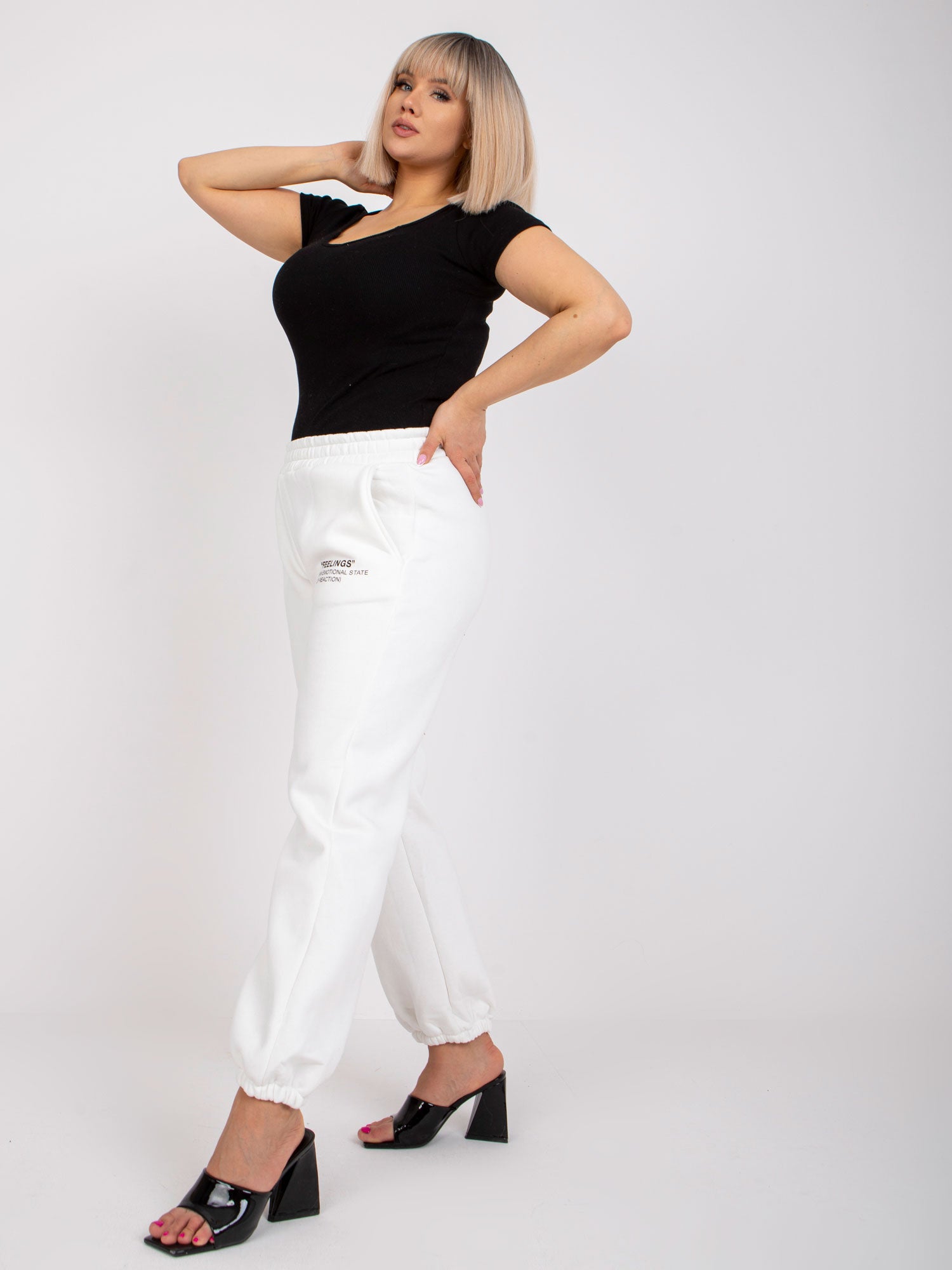 Białe dresowe spodnie plus size