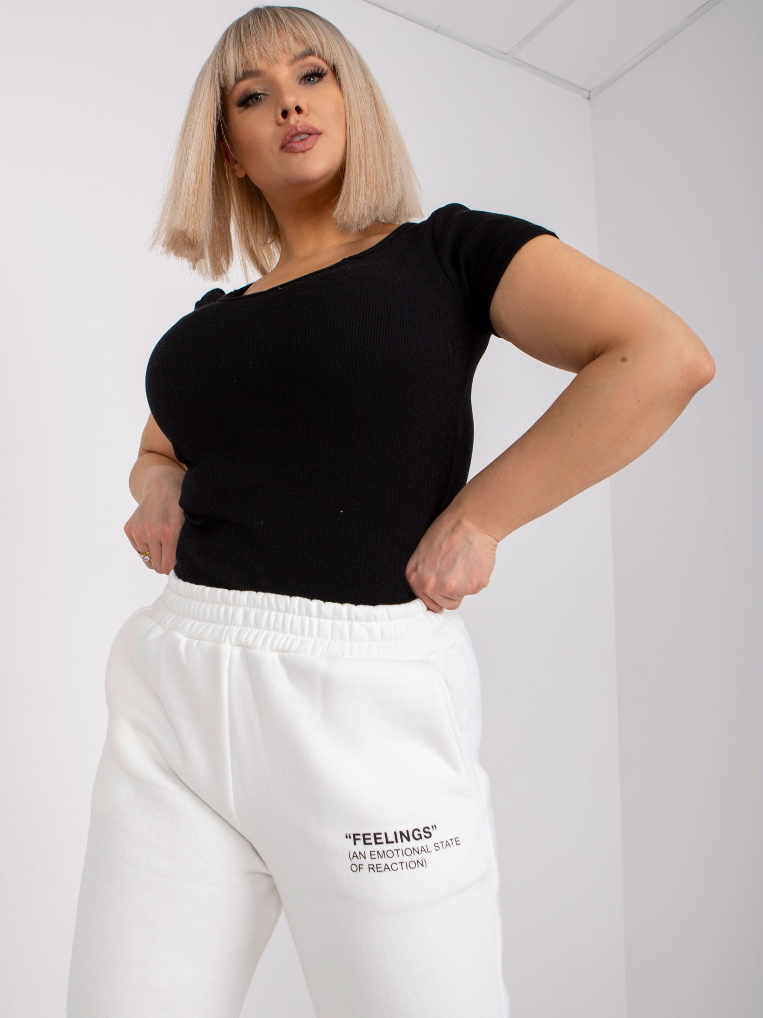 Białe dresowe spodnie plus size