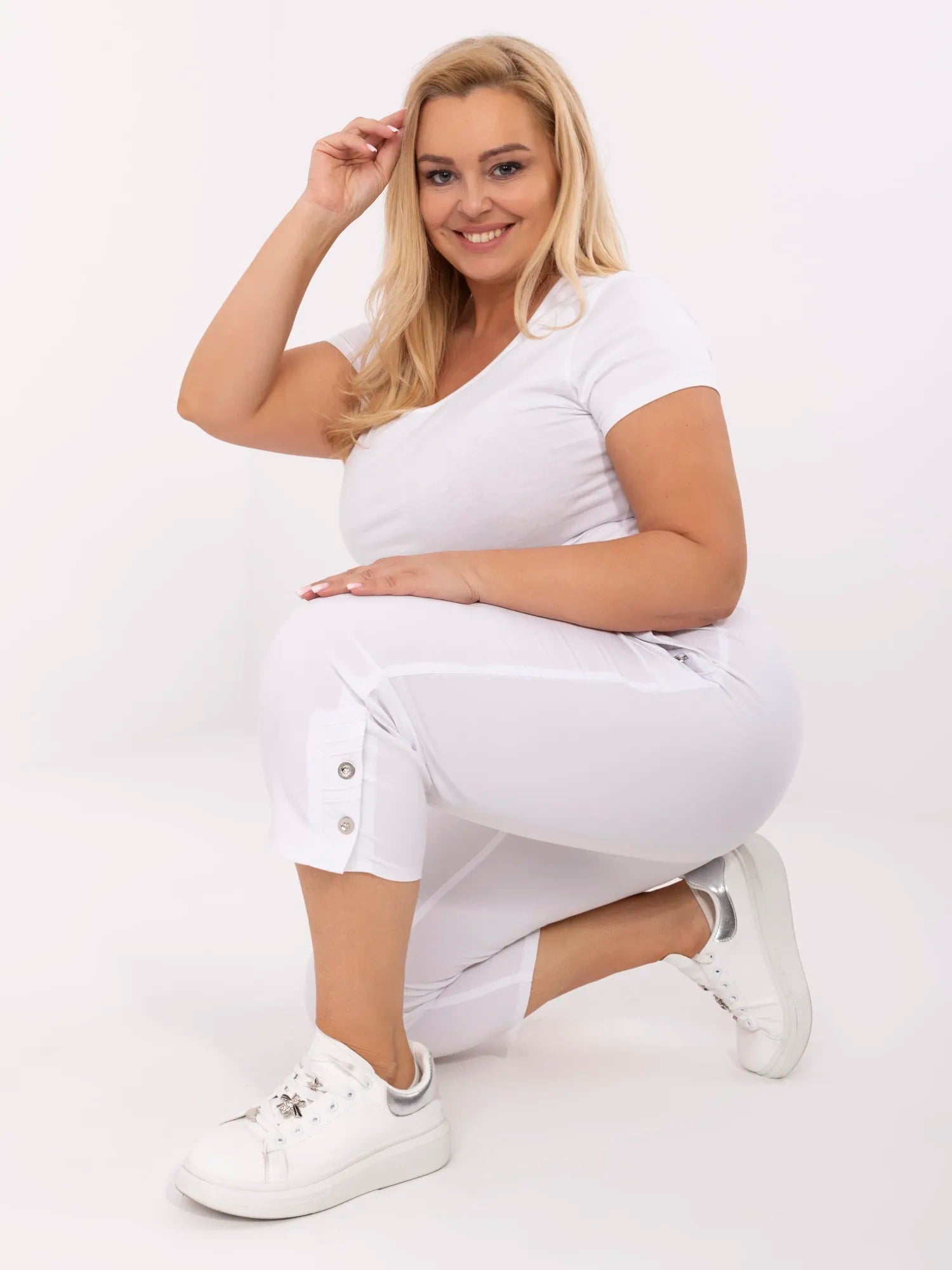 Białe spodnie 3/4 plus size z gumką w pasie