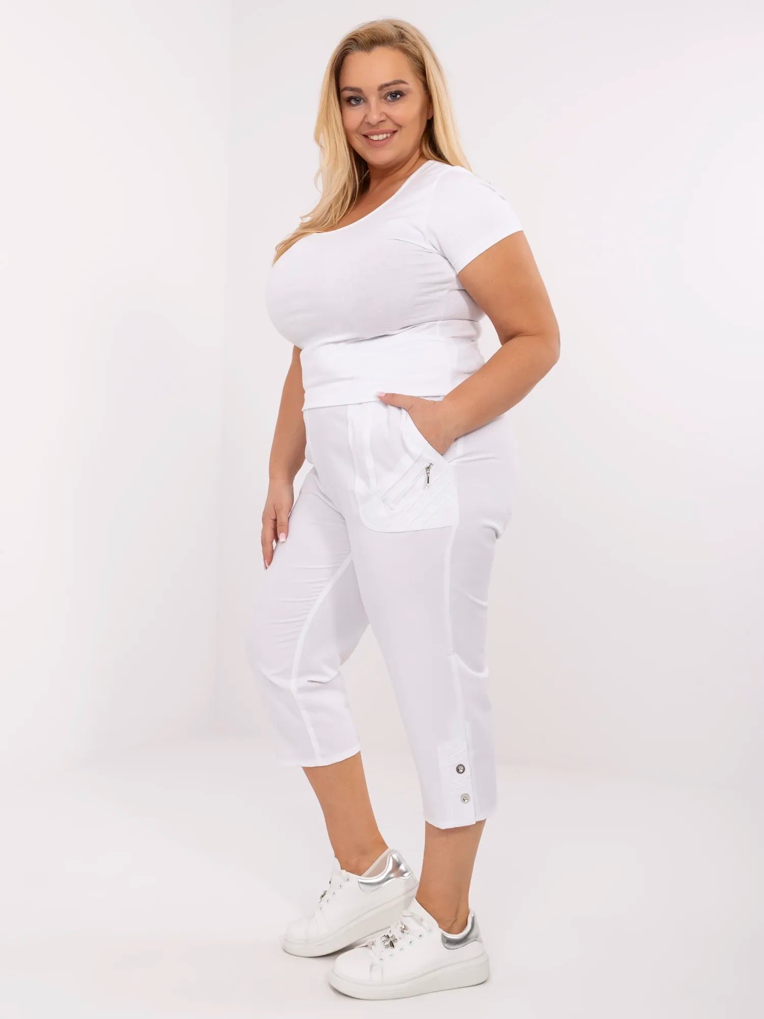 Białe spodnie 3/4 plus size z gumką w pasie