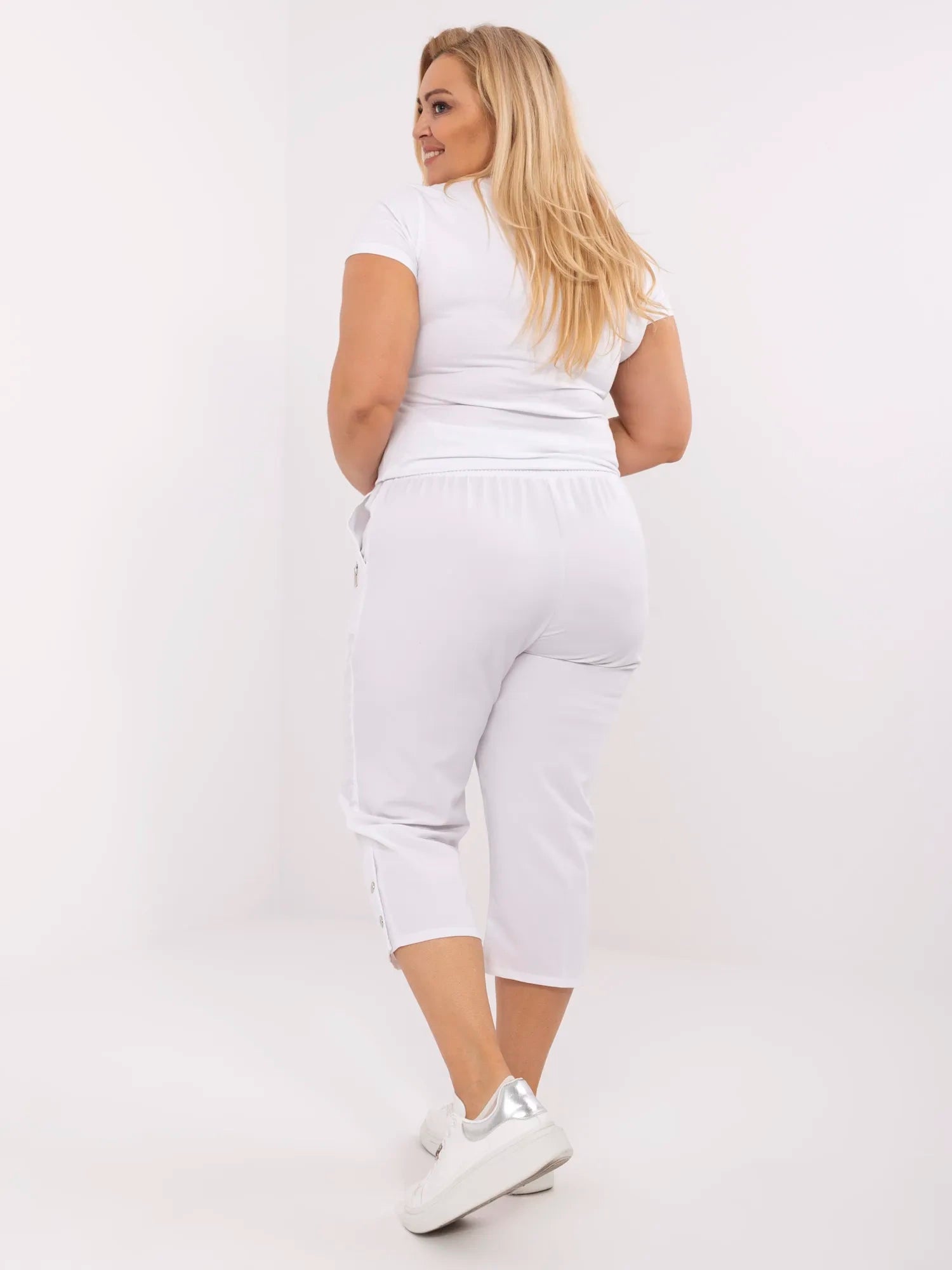 Białe spodnie 3/4 plus size z gumką w pasie