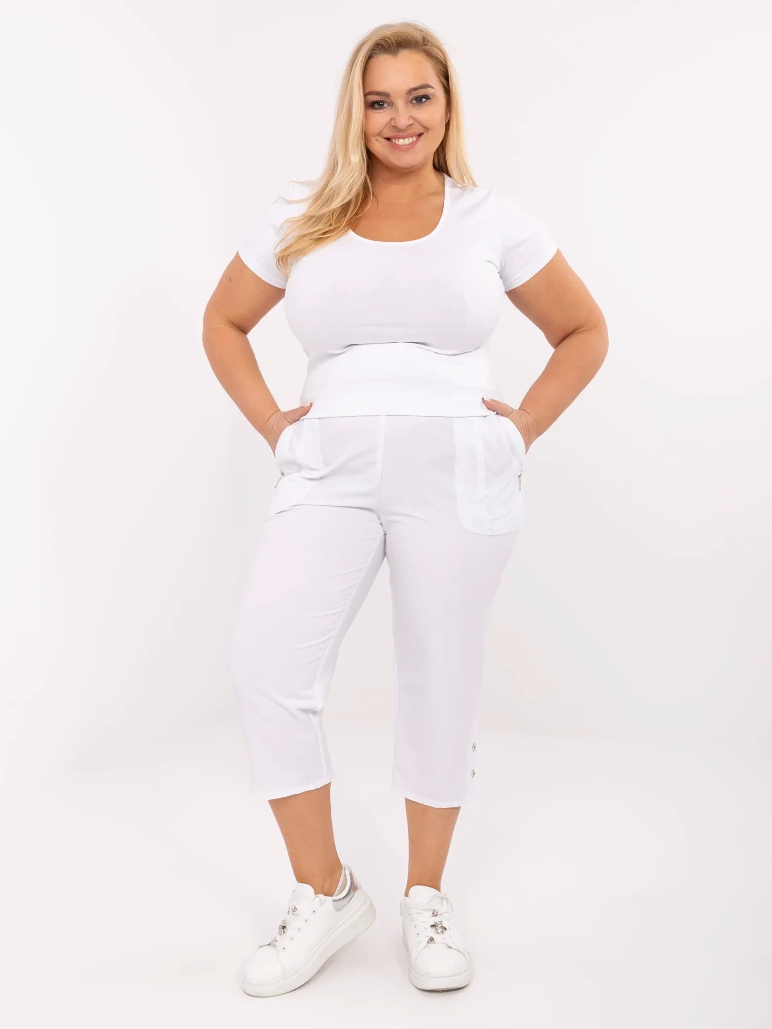 Białe spodnie 3/4 plus size z gumką w pasie