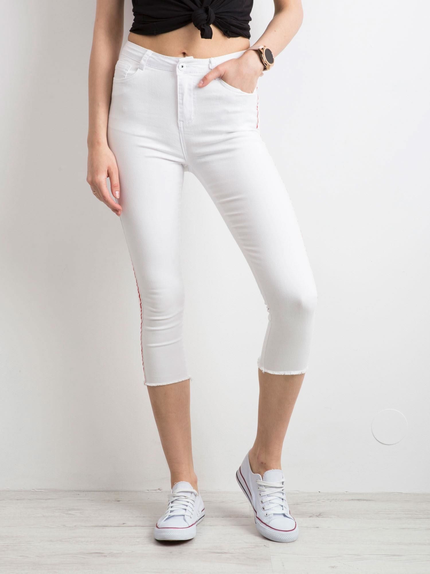 Jeansy skinny z czerwonym lampasem białe