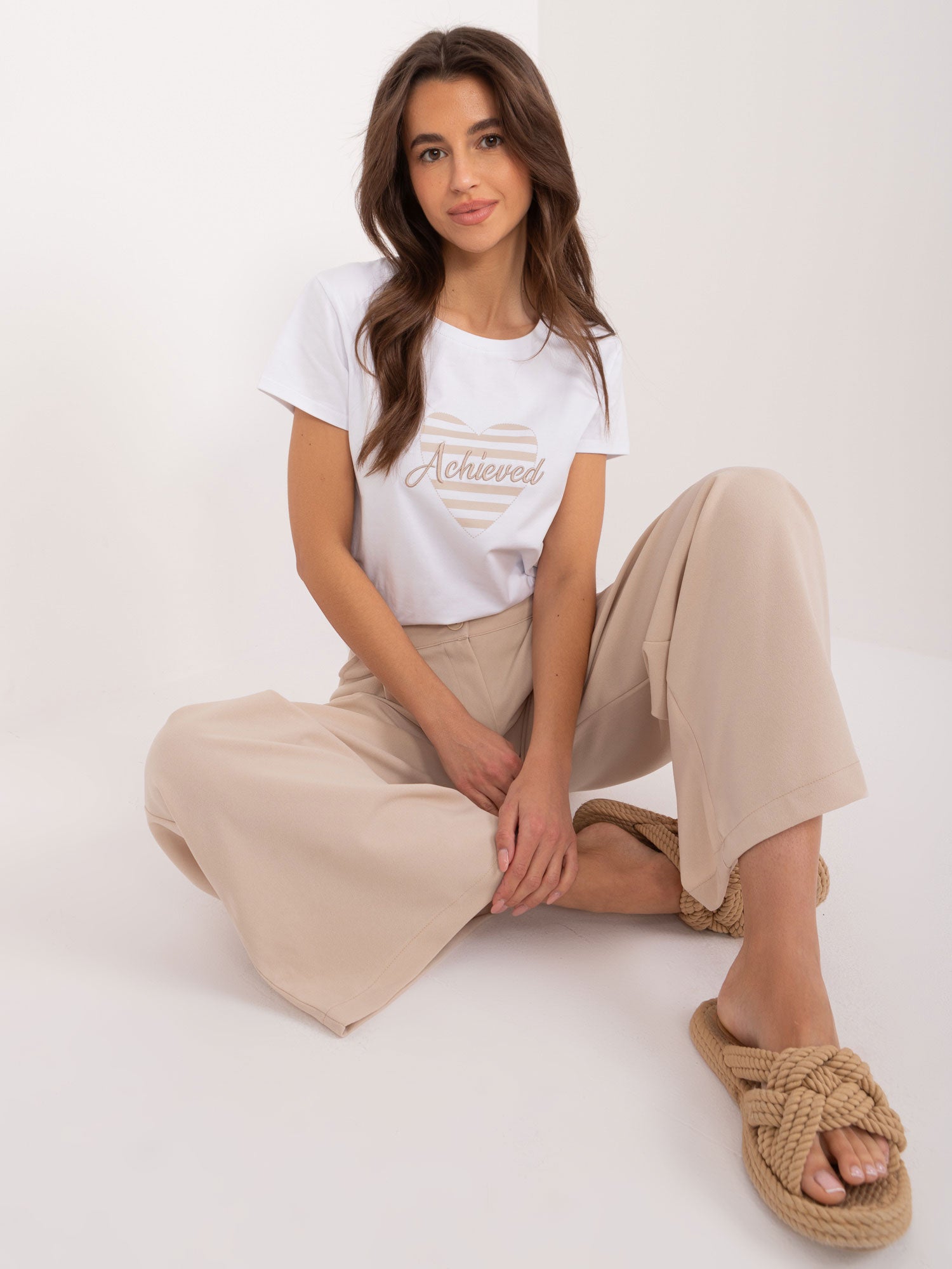 BASIC FEEL GOOD Biało-beżowy t-shirt damski z napisem