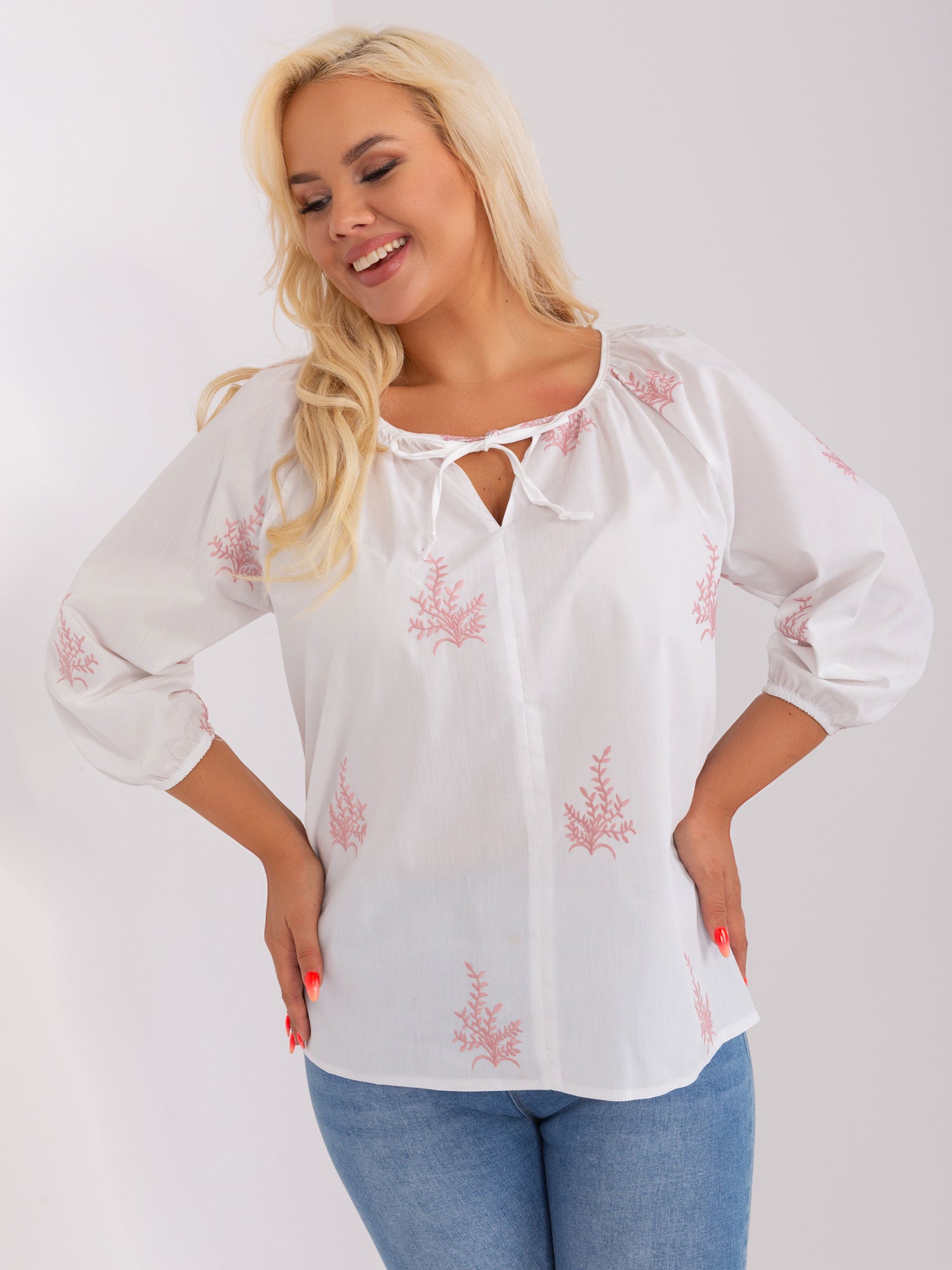 Biało-bródnoróżowa bluzka plus size we wzory