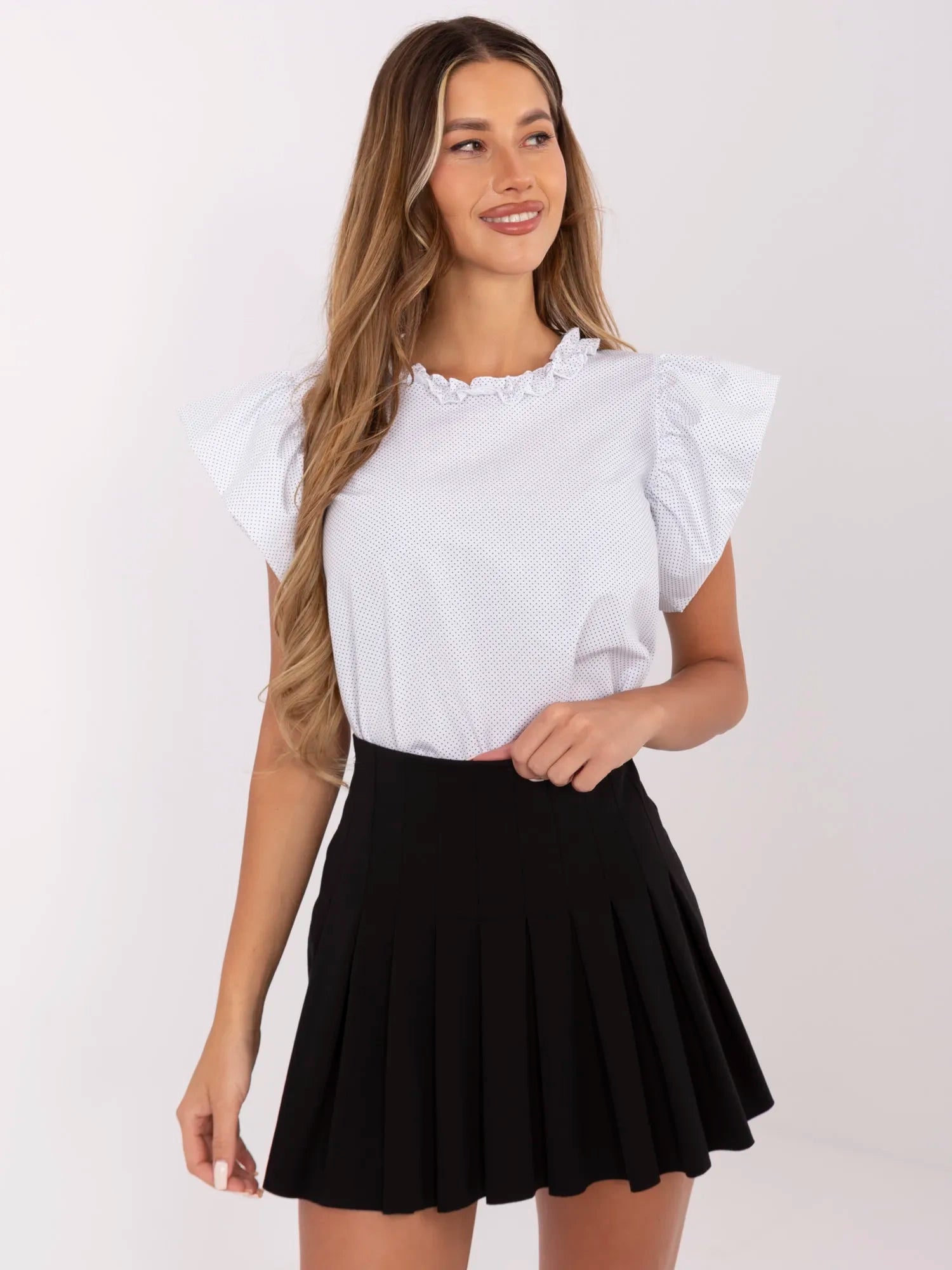 Biało-czarna elegancka bluzka z falbankami