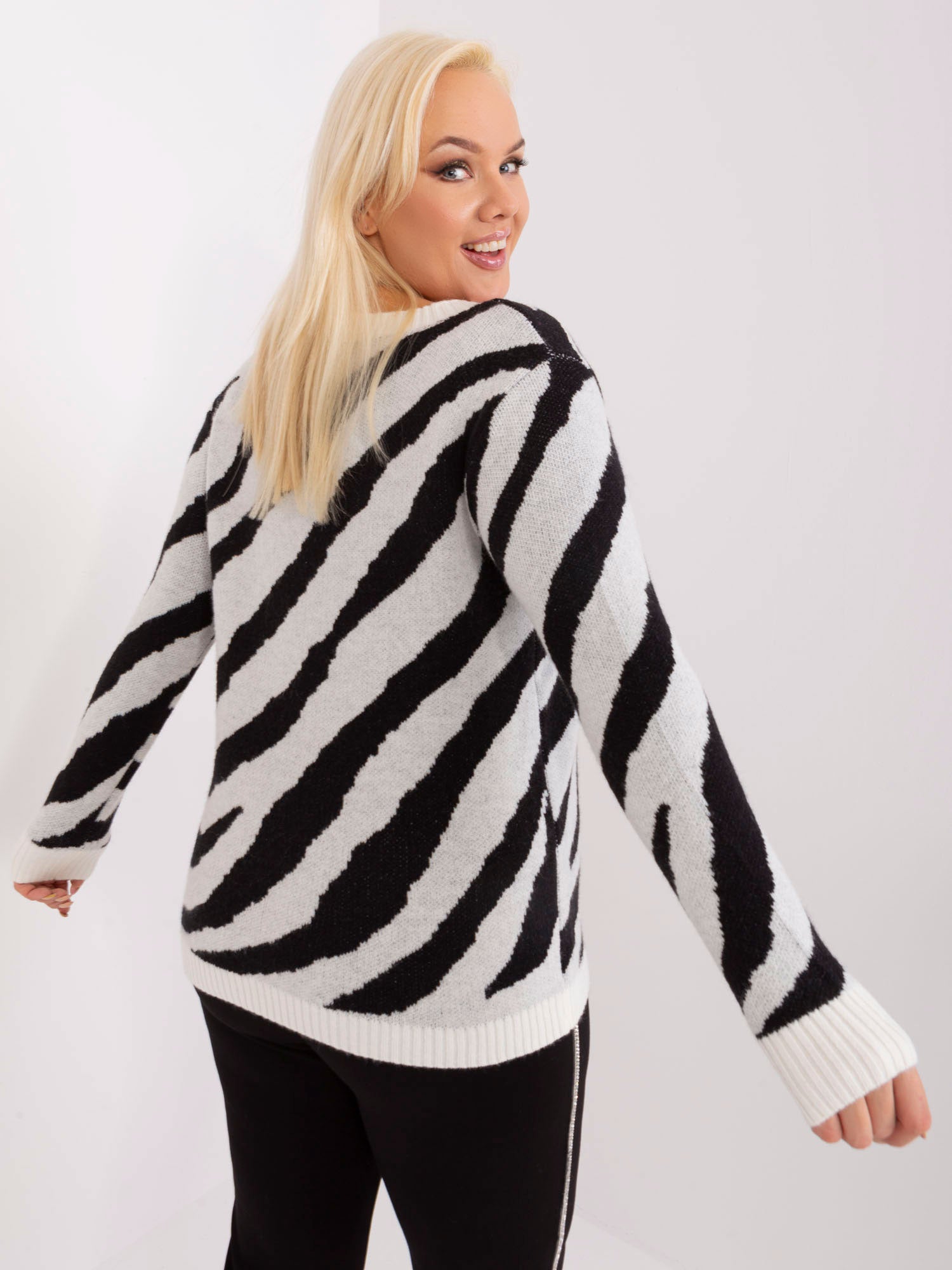Biało-czarny casualowy plus size ze ściągaczami