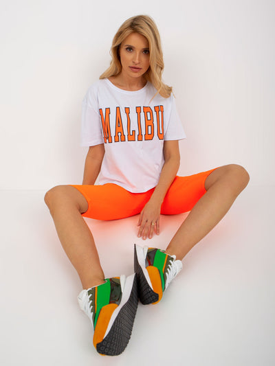 Biało-fluo pomarańczowy komplet letni z t-shirtem z napisem