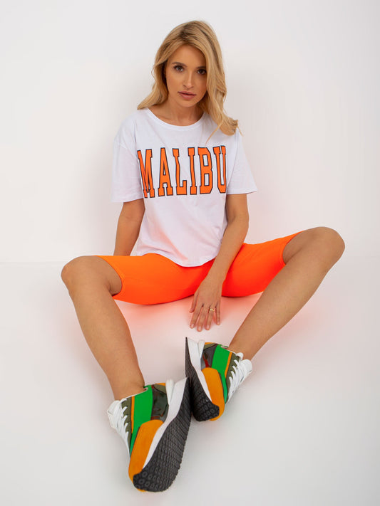 Biało-fluo pomarańczowy komplet letni z t-shirtem z napisem