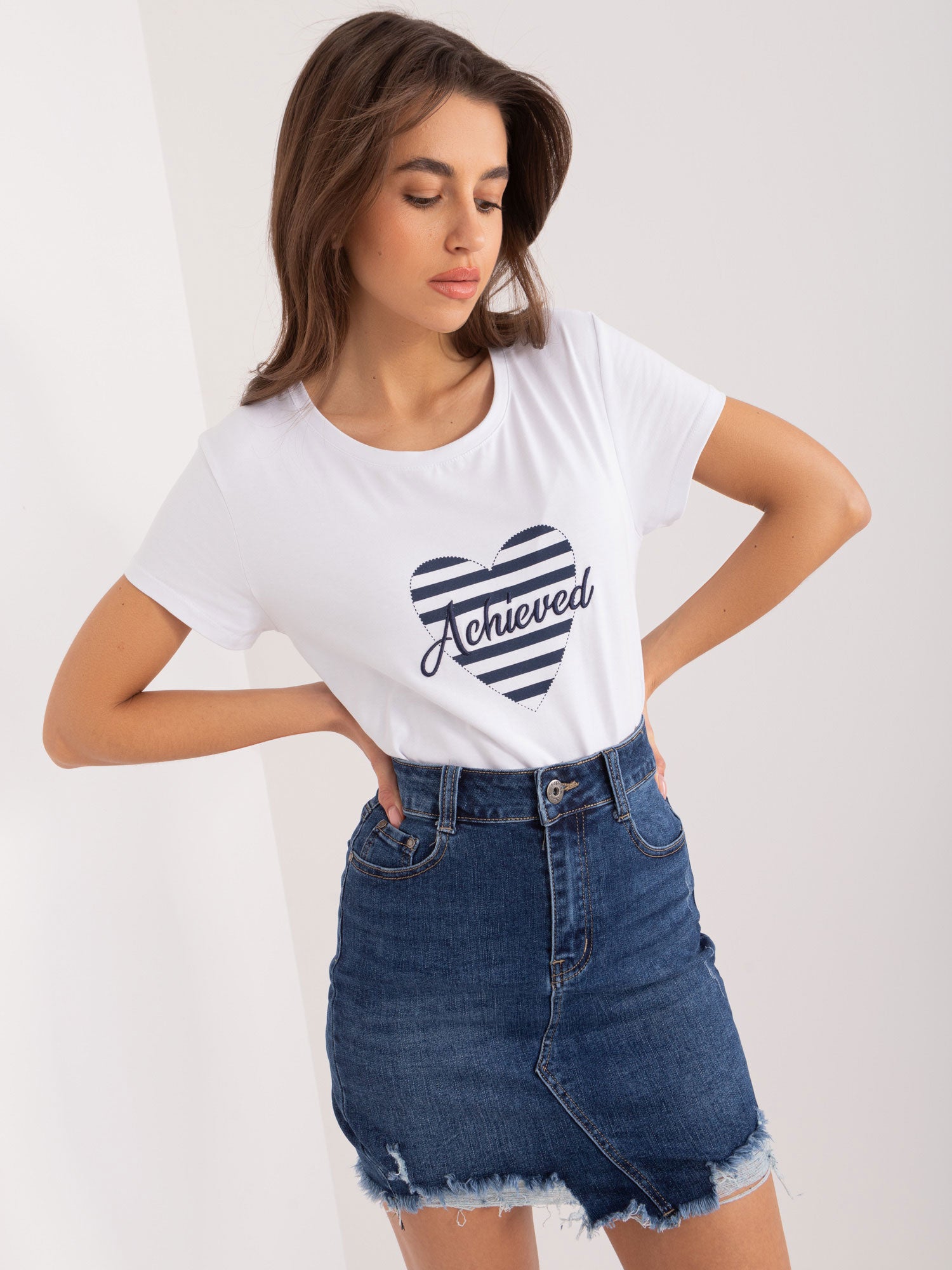 BASIC FEEL GOOD Biało-granatowy t-shirt z nadrukiem serca