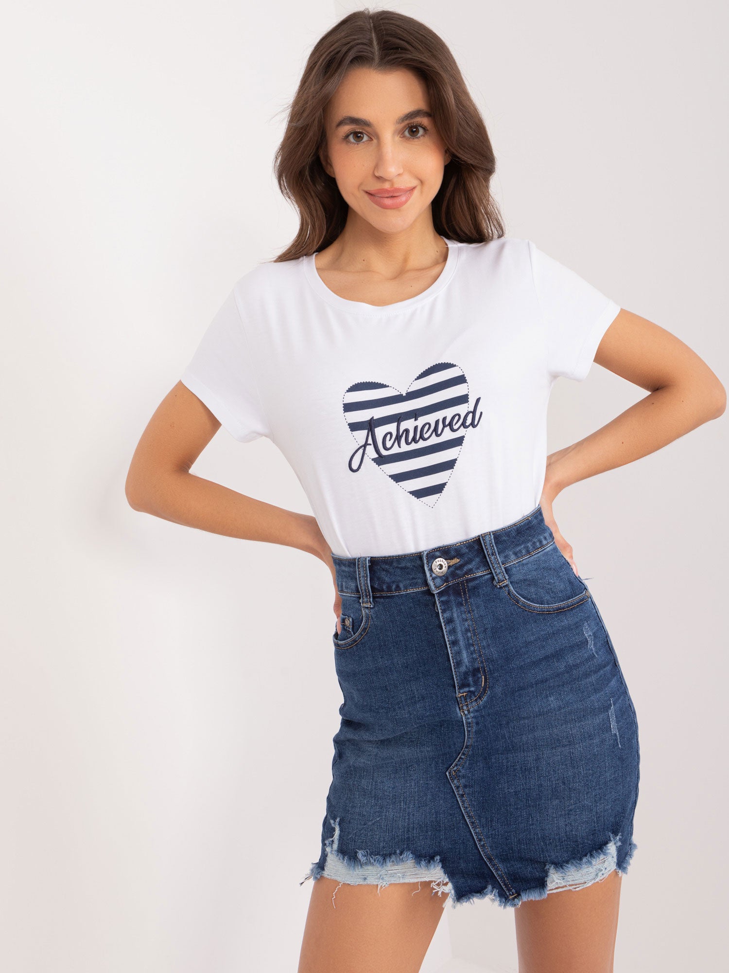 BASIC FEEL GOOD Biało-granatowy t-shirt z nadrukiem serca