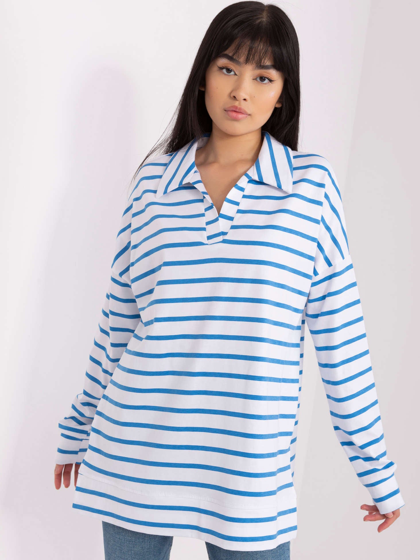 Biało-niebieska bluzka oversize w paski