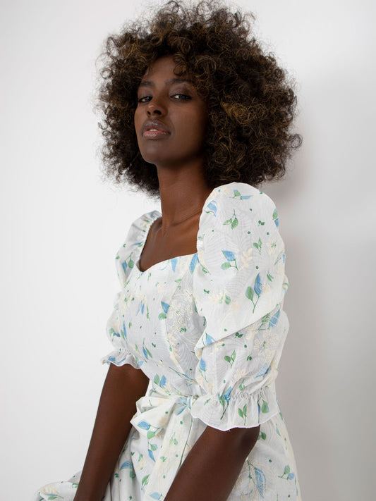 Biało-niebieska midi sukienka z printami i rozcięciem