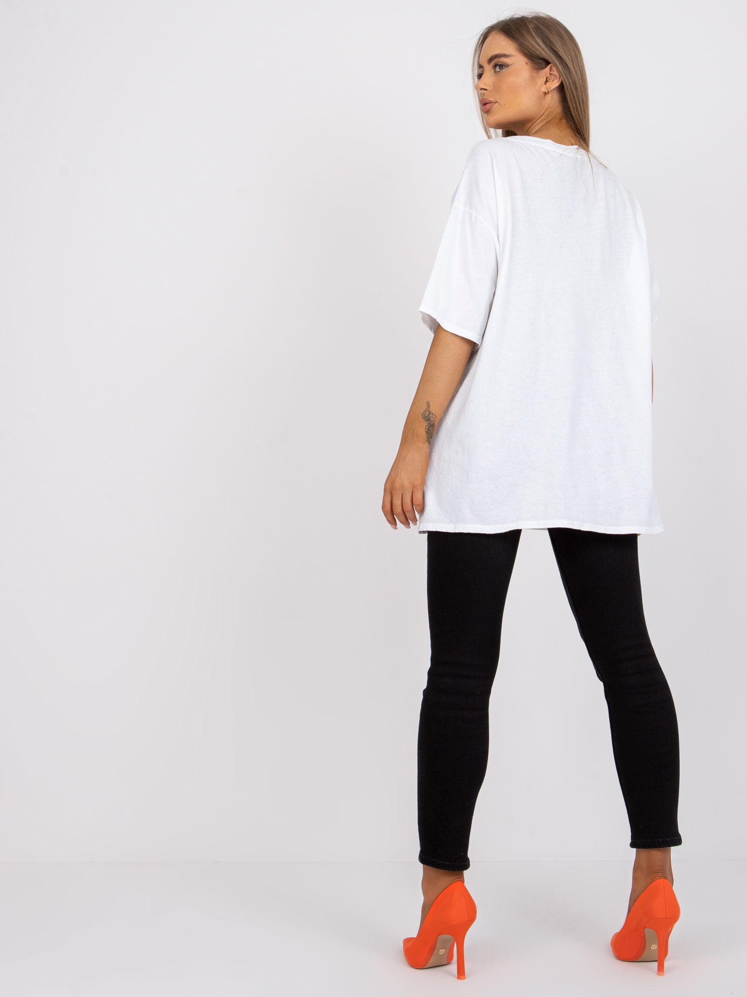 Biało-pomarańczowy luźny t-shirt z aplikacją