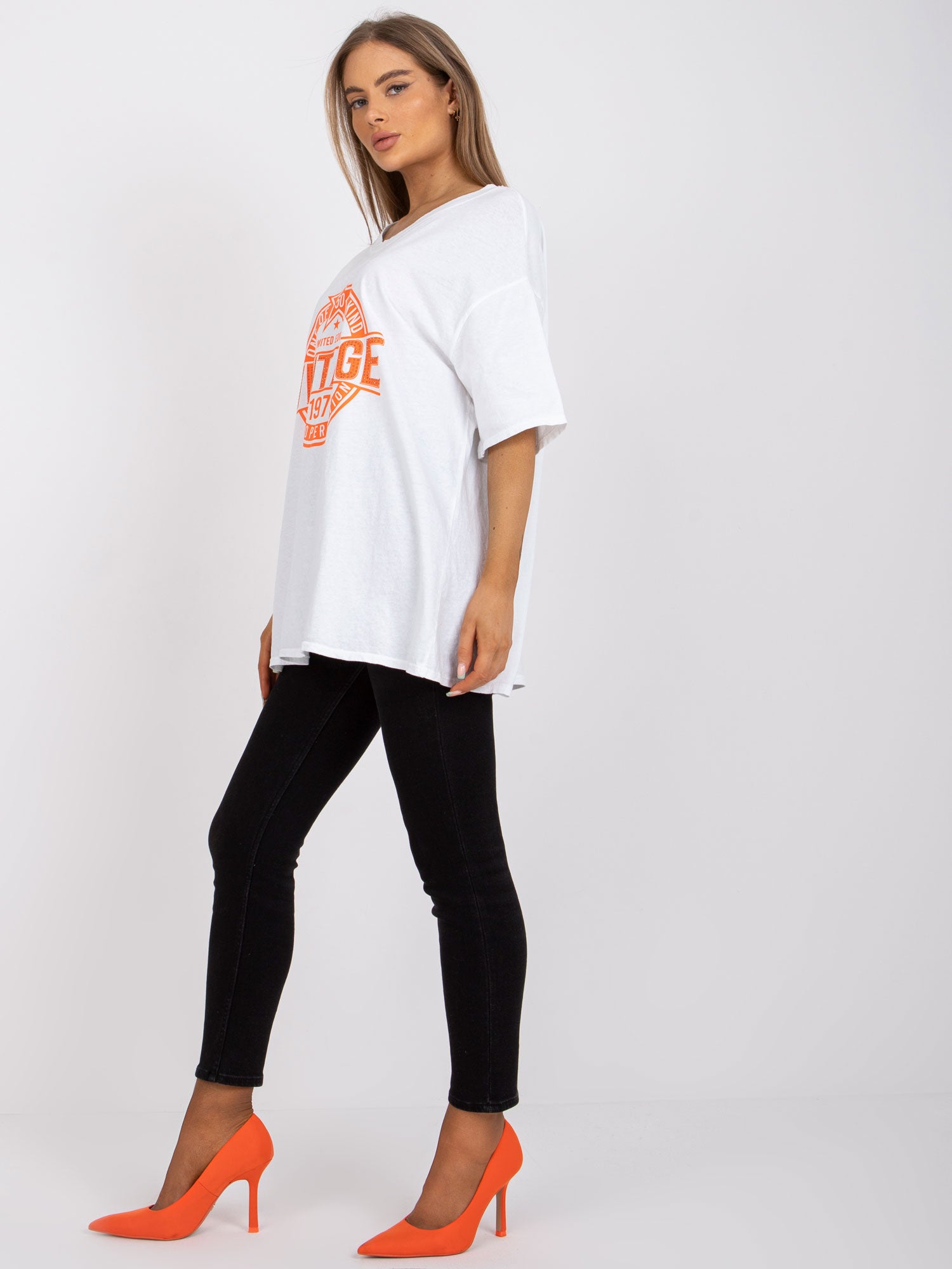 Biało-pomarańczowy luźny t-shirt z aplikacją