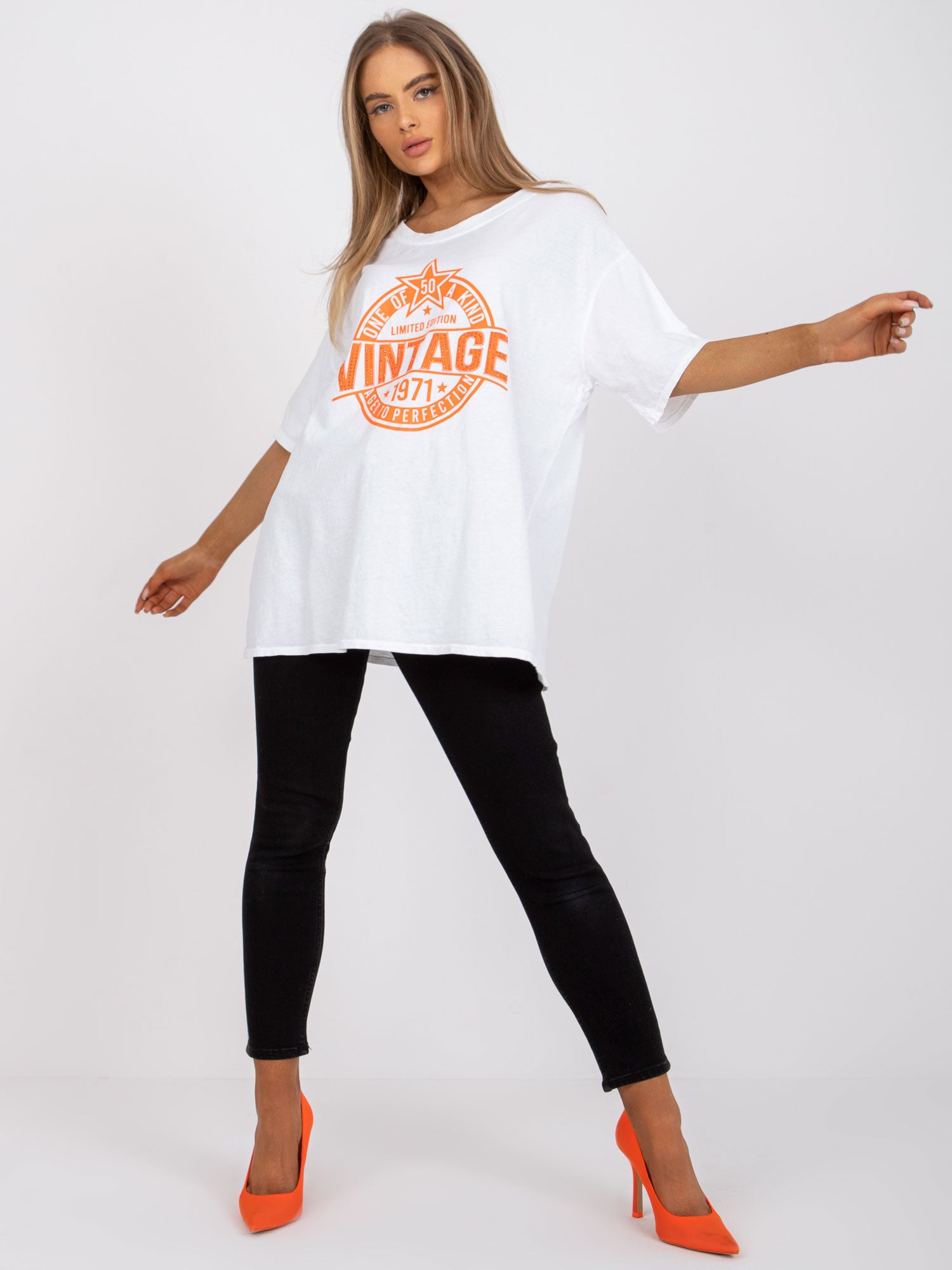 Biało-pomarańczowy luźny t-shirt z aplikacją