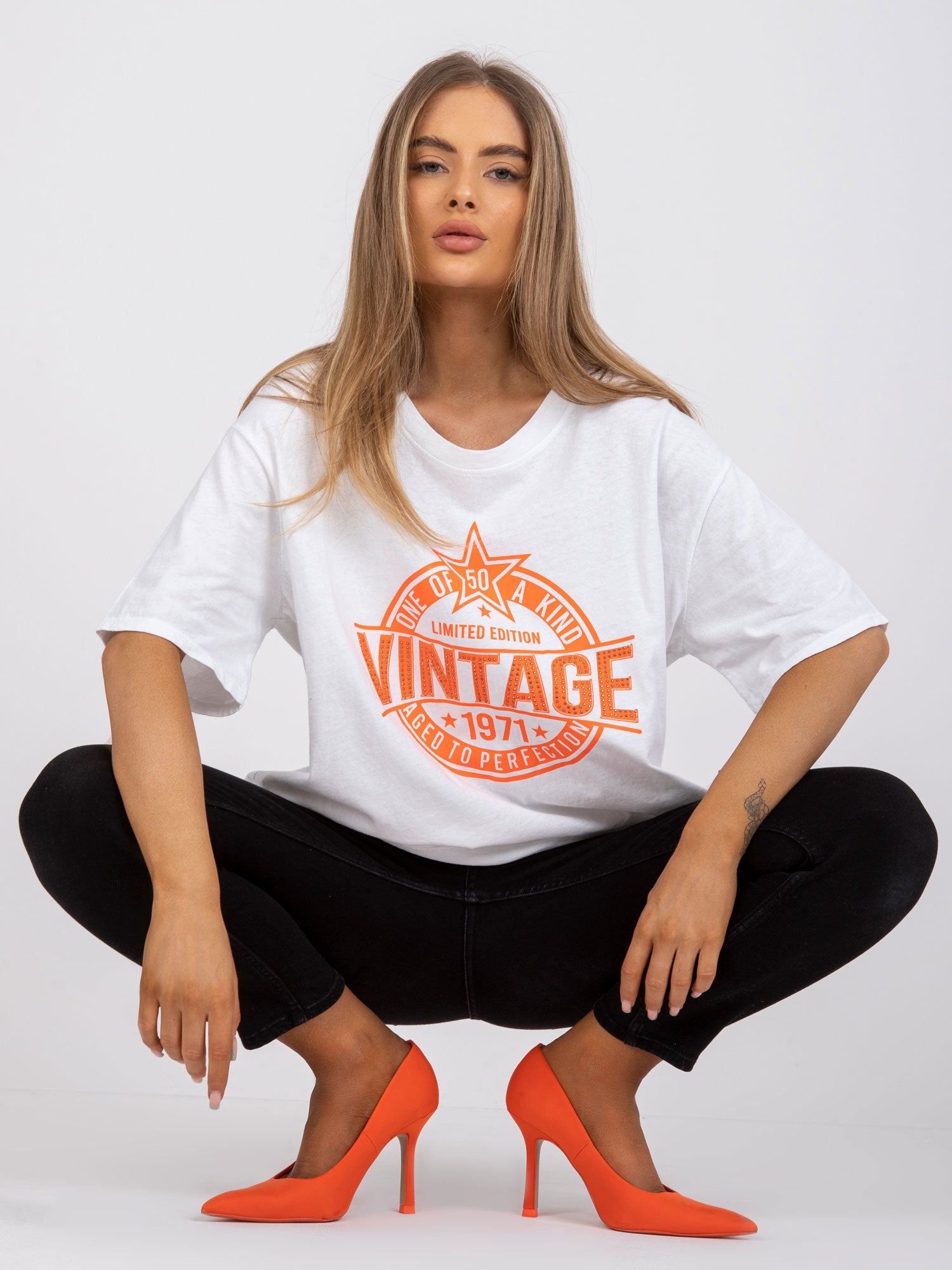Biało-pomarańczowy luźny t-shirt z aplikacją