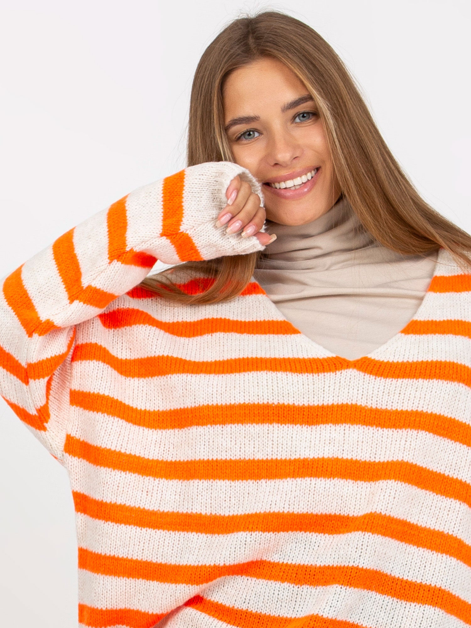 Biało-pomarańczowy sweter oversize z dekoltem V OCH BELLA