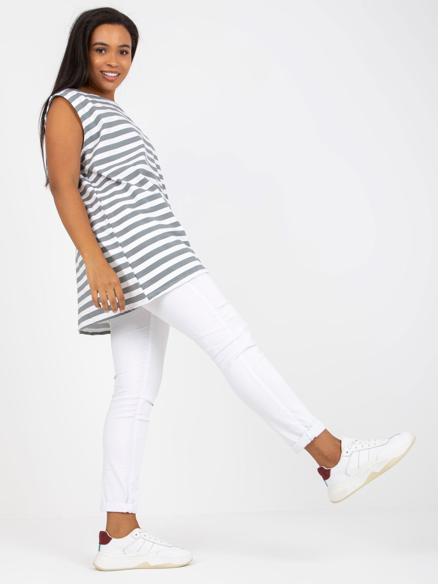 Biało-szary top plus size z okrągłym dekoltem