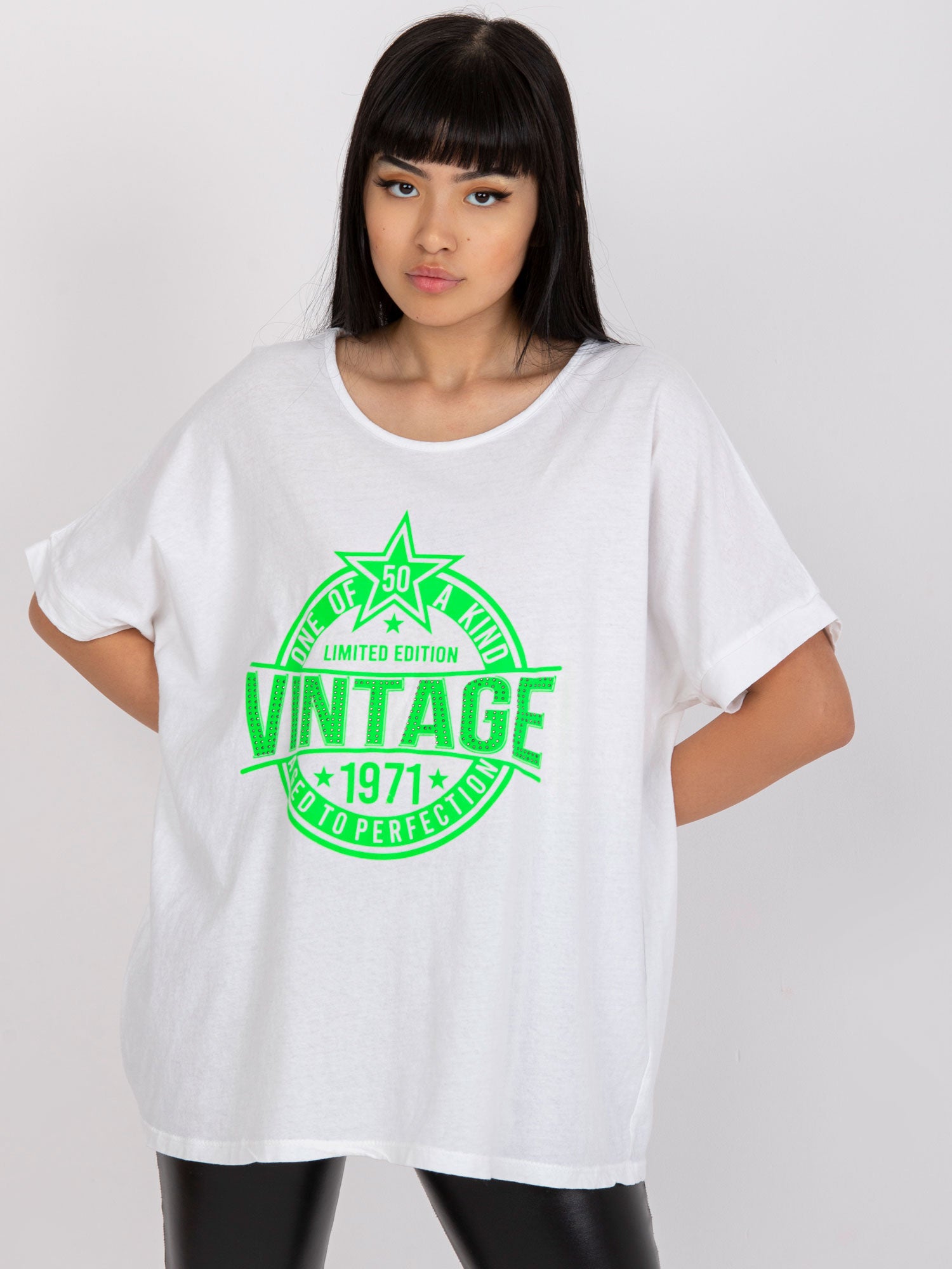 Biało-zielony luźny t-shirt z aplikacją