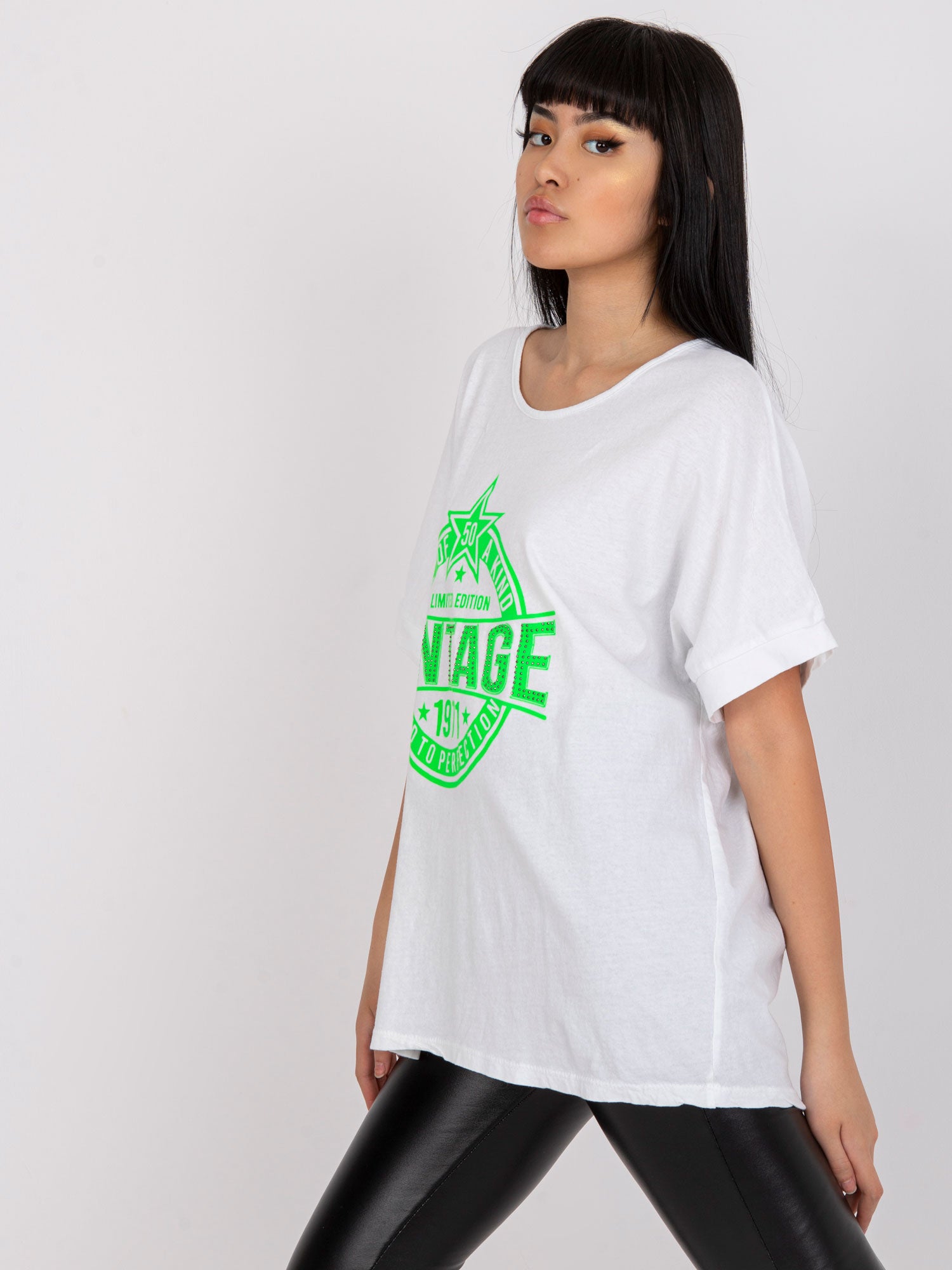 Biało-zielony luźny t-shirt z aplikacją