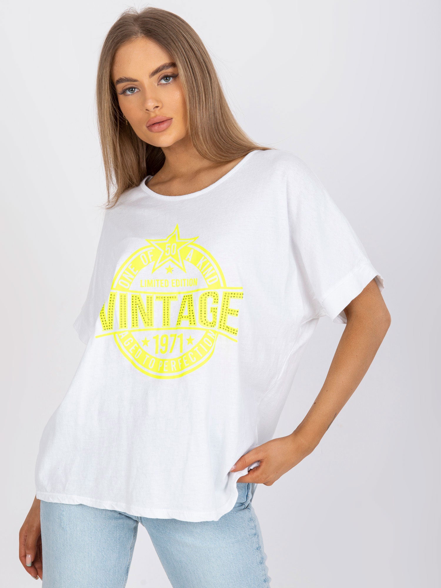 Biało-żółty damski t-shirt z aplikacją