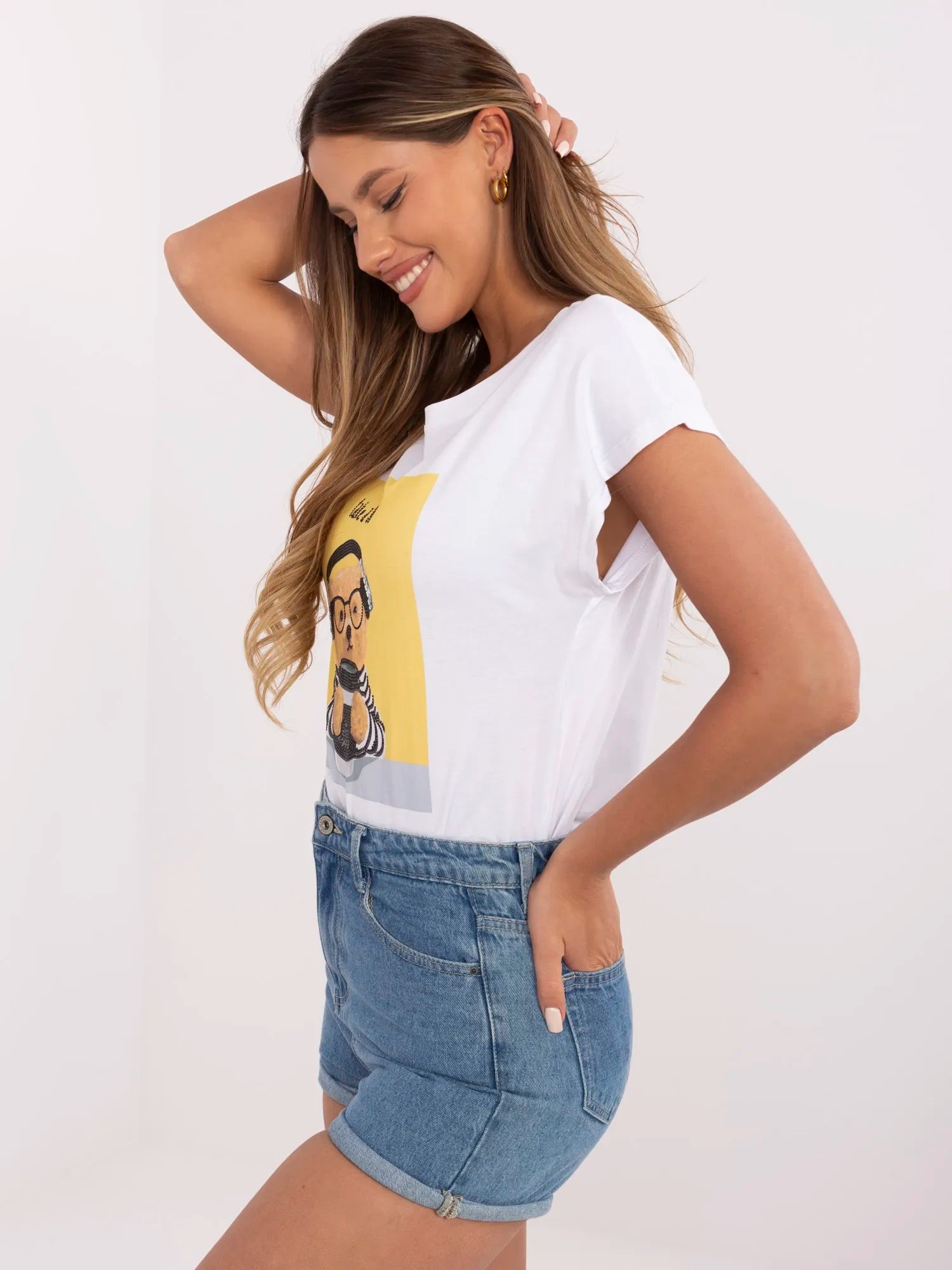 Biało-żółty damski t-shirt z nadrukiem misia