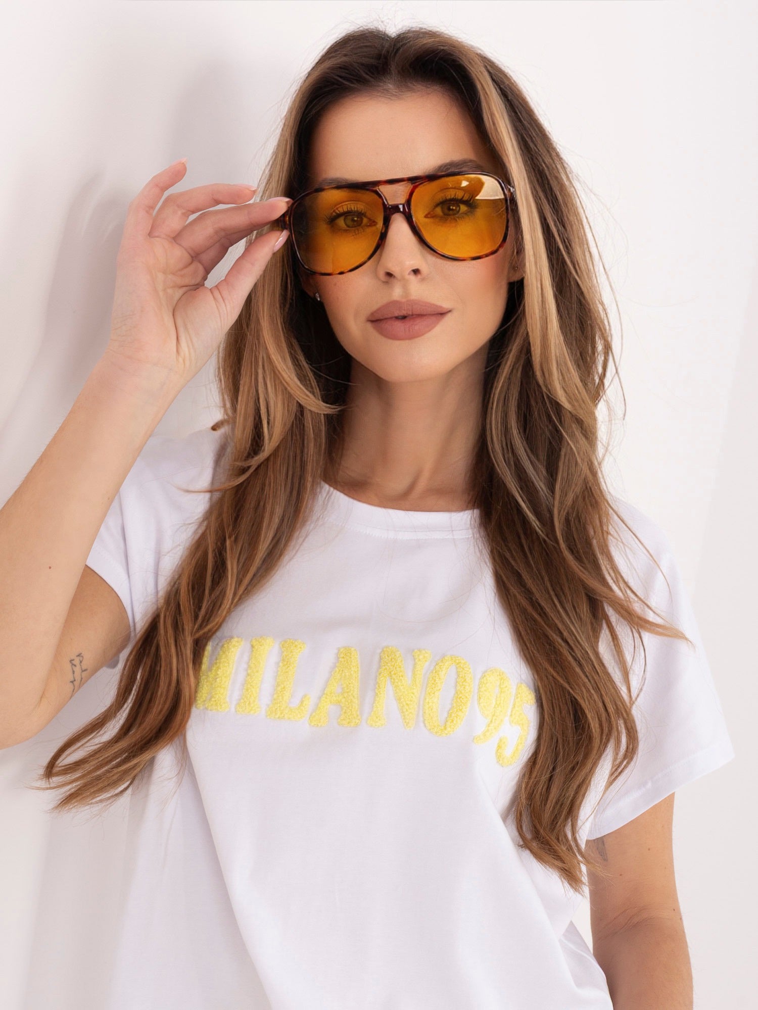 Biało-żółty damski t-shirt z kontrastowym napisem